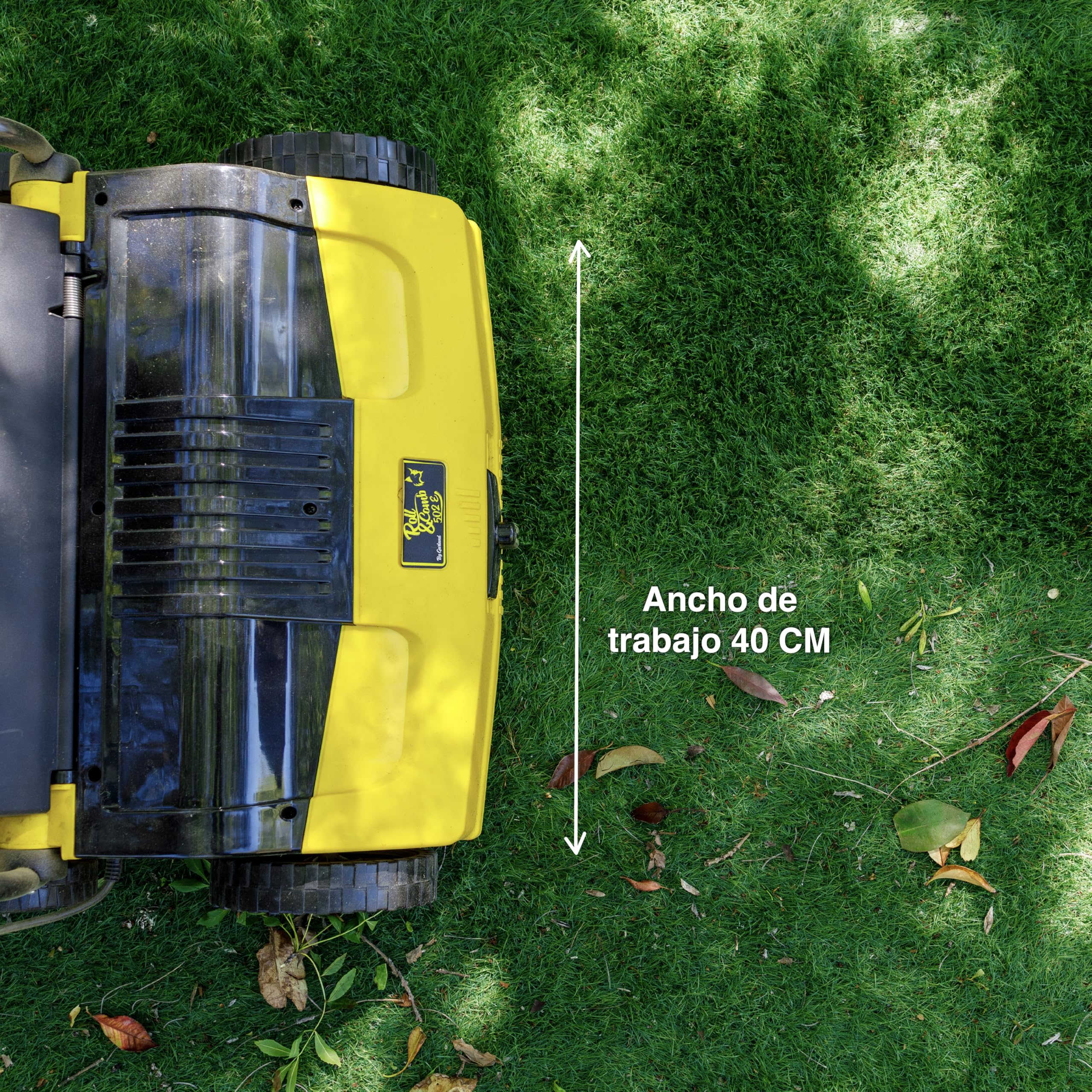 Garland Roll&Comb 502E-V19 - Peinadora/Barredora césped artificial eléctrica enchufable - 1.600 W de potencia, 15'6 kg de peso, ancho de trabajo 40 cm con altura regulable. Saco de recogida de 40 l. Apto para superficies hasta 350 m2. - 4