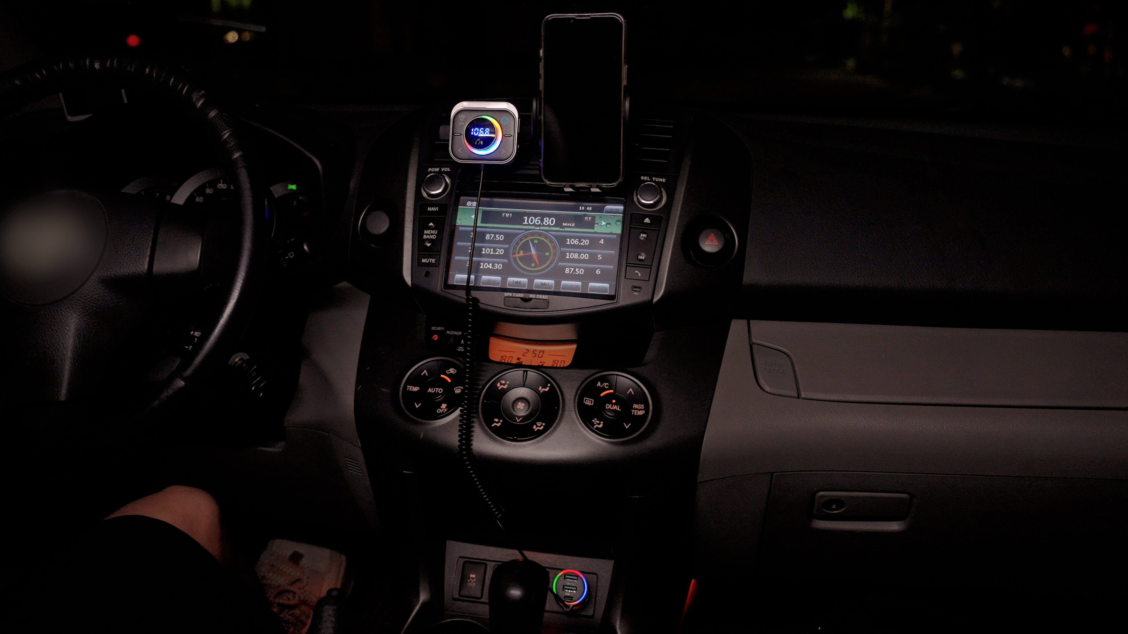 JOYROOM Transmetteur FM Bluetooth 5.4 Voiture 90W – Charge Rapide PD 45W + Câble Rétractable 100 Cm – Mains Libres & Musique
