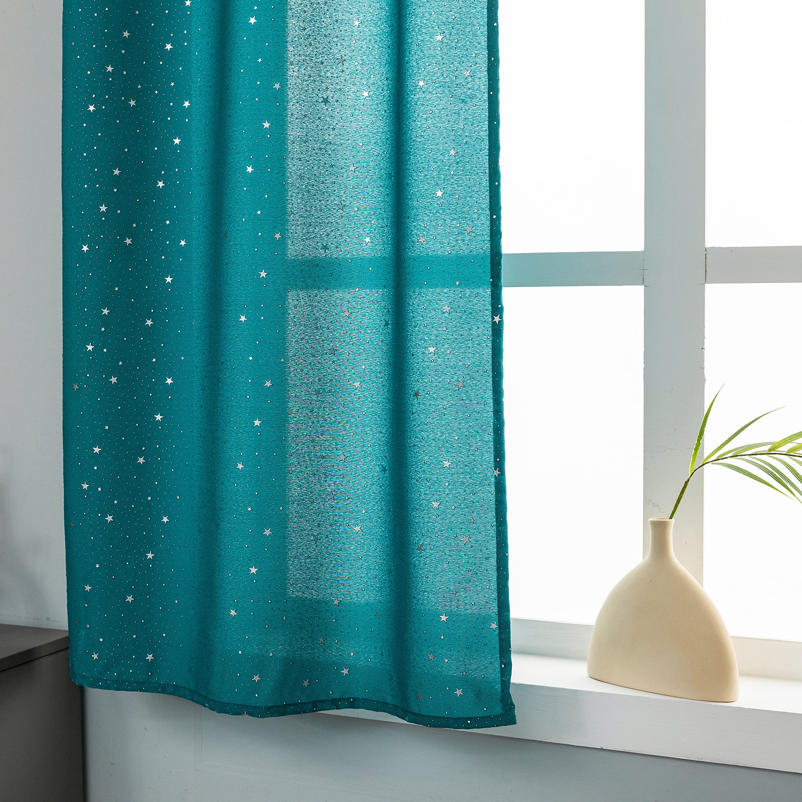 Coppia Tende Semioscuranti Rosse Con Stelle Argentate – 140x290 Cm, In Poliestere, Con Occhielli, GIRASOLE HOME