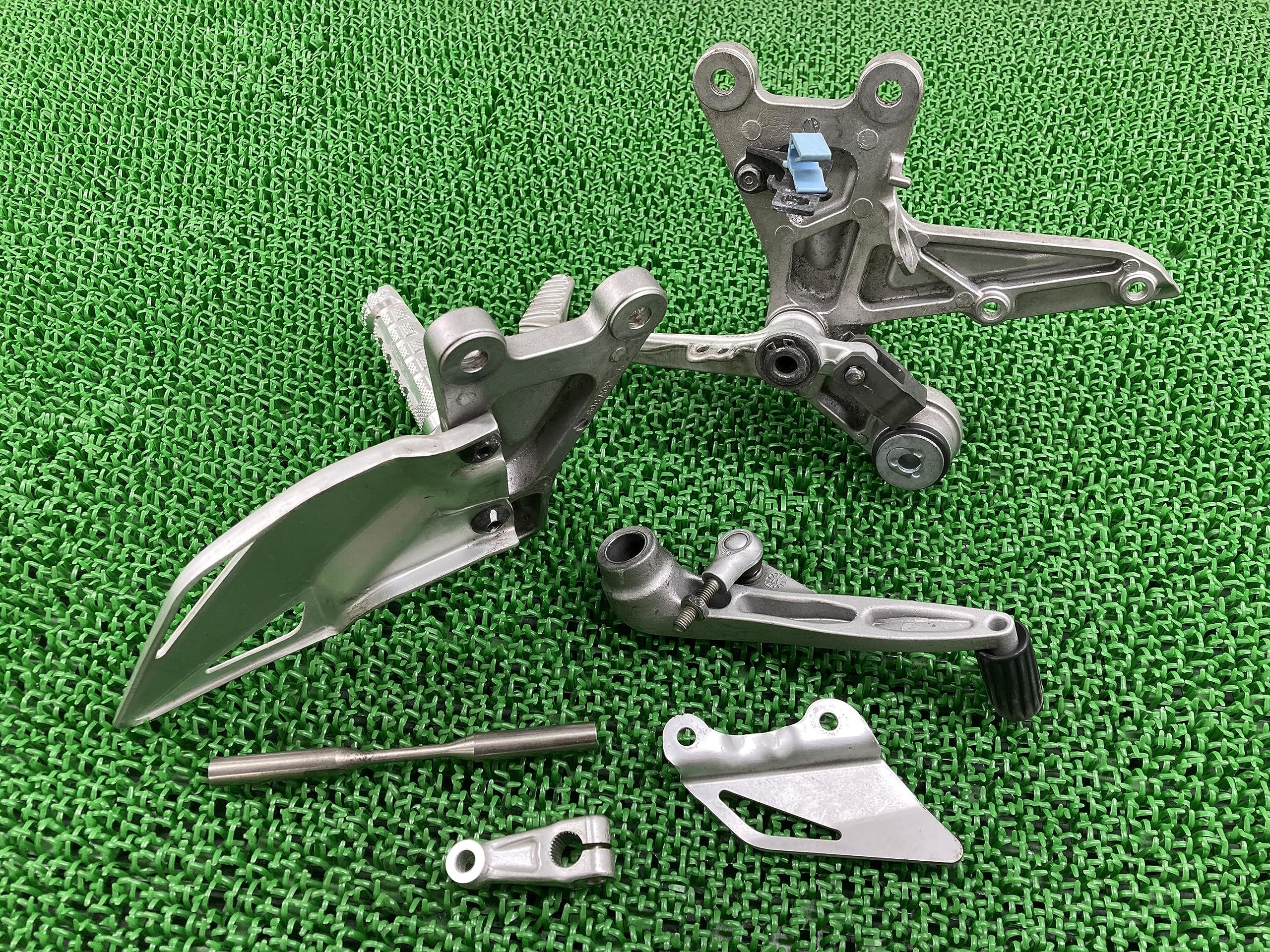 中古 ホンダ 純正 バイク 部品 CBR1000RR タンデムステップホルダー 純正左右 MEL 状態良好 2006年式外し JH2SC57A16M213*** 曲がりなし CBR1000RR ステップ 右 MFL ホンダ 純正 中古 バイク 部品 SC59 MGP