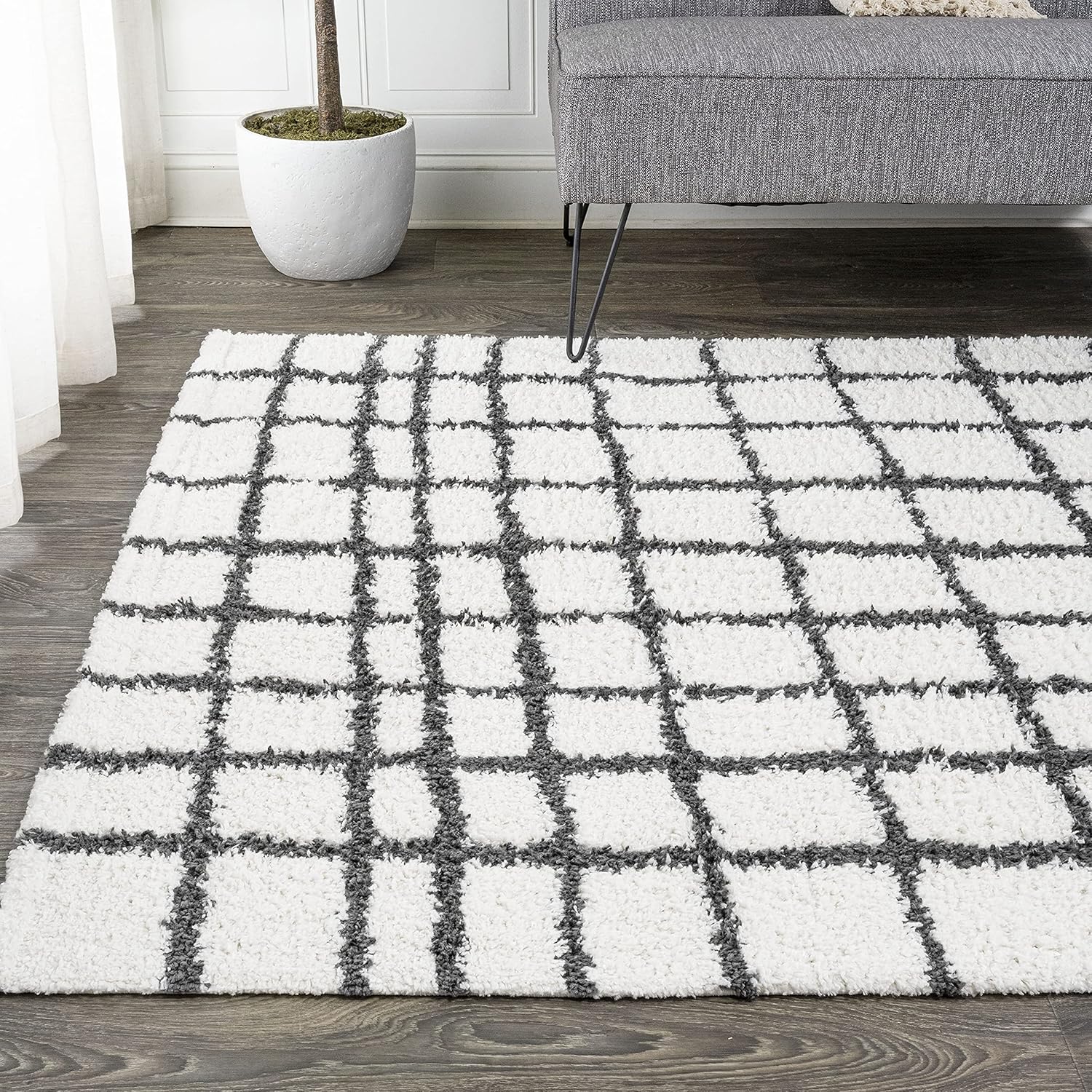 4' x 6' Black and White Geometric Shag Area Rug