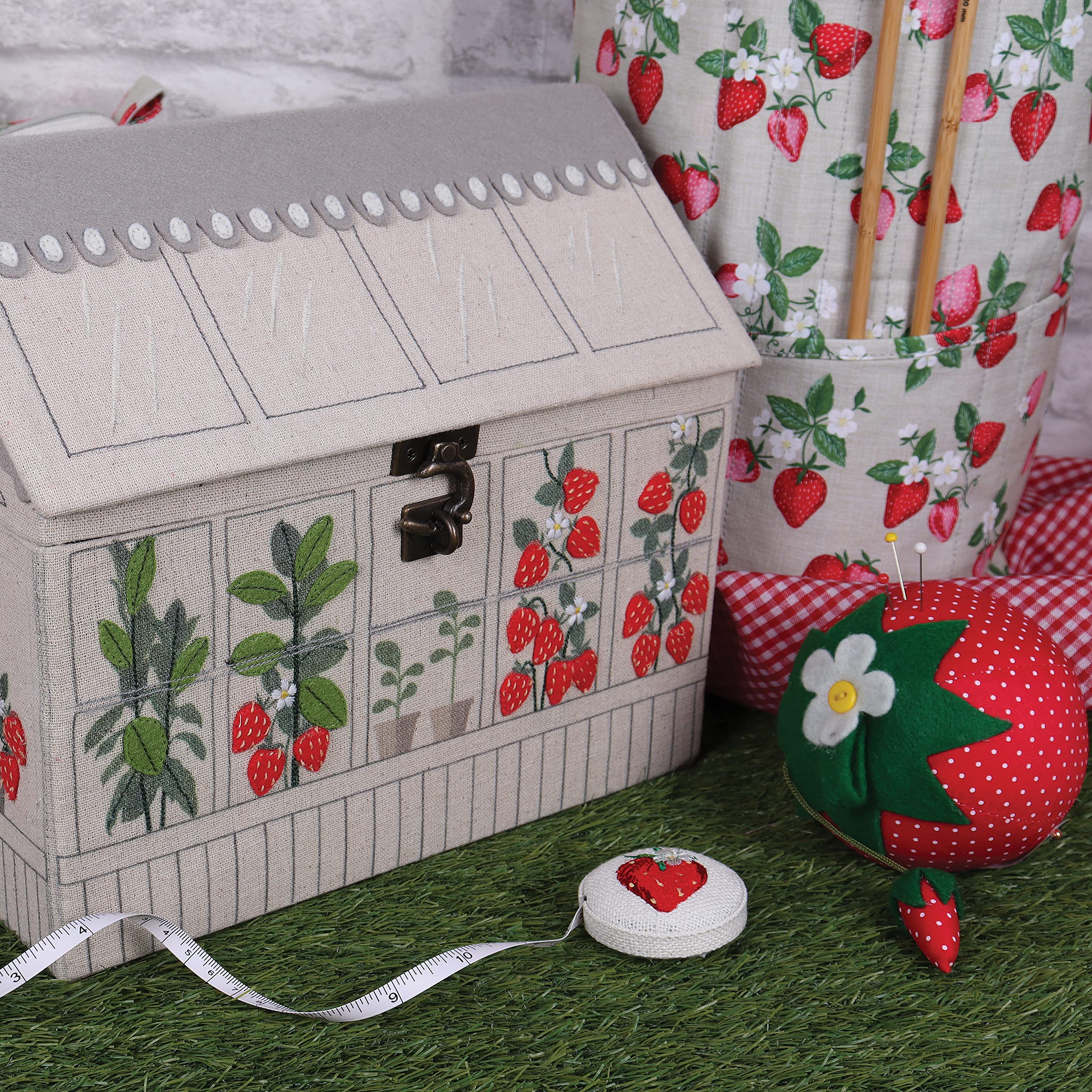 Hobby Gift Nadelkissen aus Stoff, 6,5 x 6,5 x 9 cm, Erdbeere