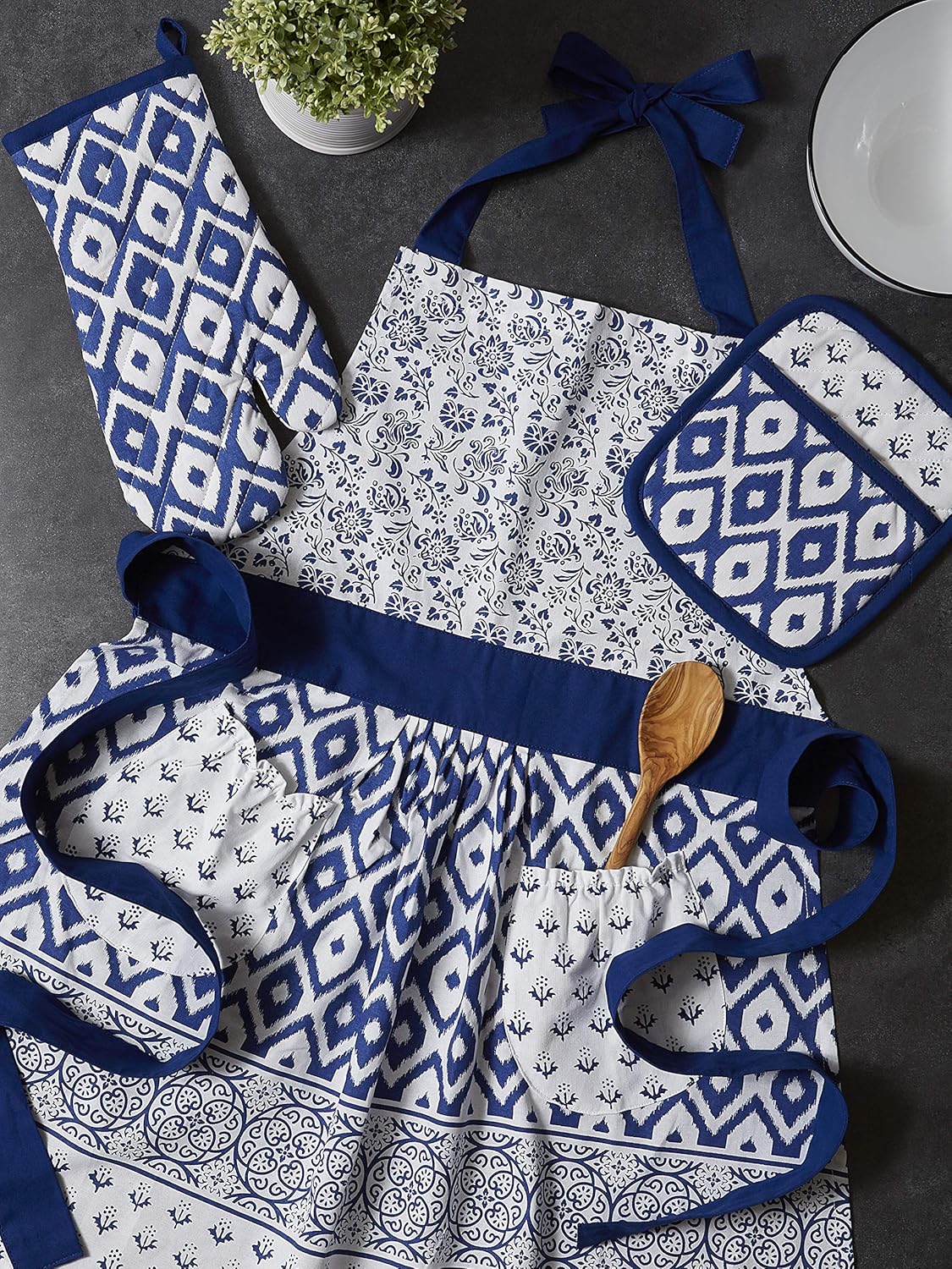 DII Kitchen Gift Set Collection, Apron, Pot Holder & Oven Mitt, Blue Market, 3 Piece - Image 2