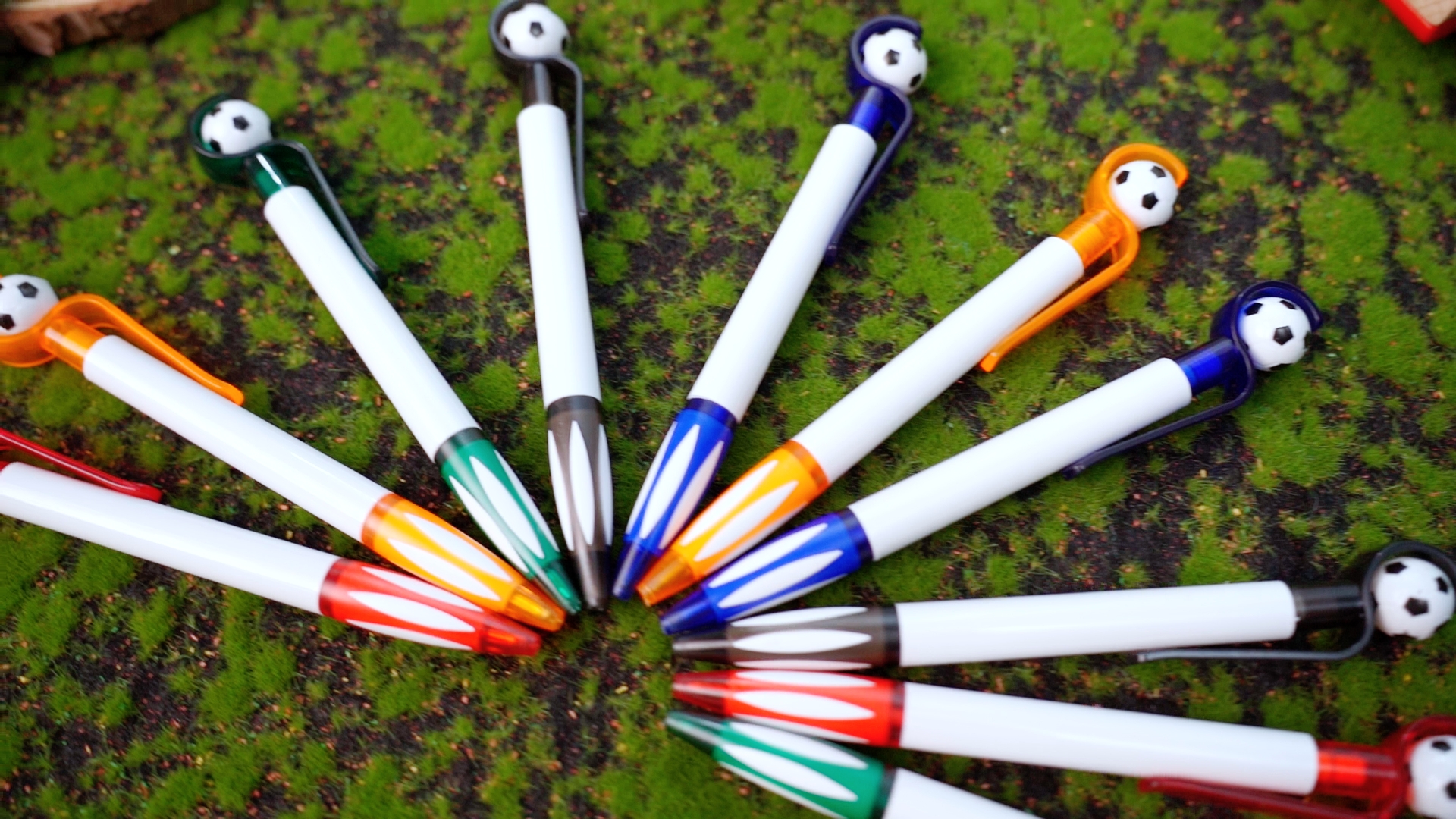 5er Pack Fußball-Kugelschreiber – Multicoloured, Einziehbar, 0,7 Mm Mine, Schwarze Tinte, 15,1 Cm Lang, Für Party & Schule