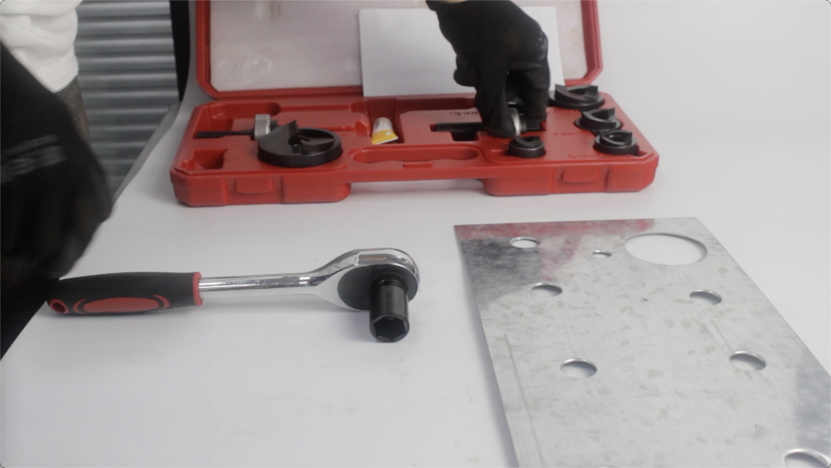 BANCHEE Ratchet Knockout Punch Driver Kit – 1/2 To 2 Inch SLUG-Buster KO Tool, 6 Punches, 6 Drill Bits, 2 Pull Rods, For Electrical Conduit Holes, Metal, Plastic, Fiberglass