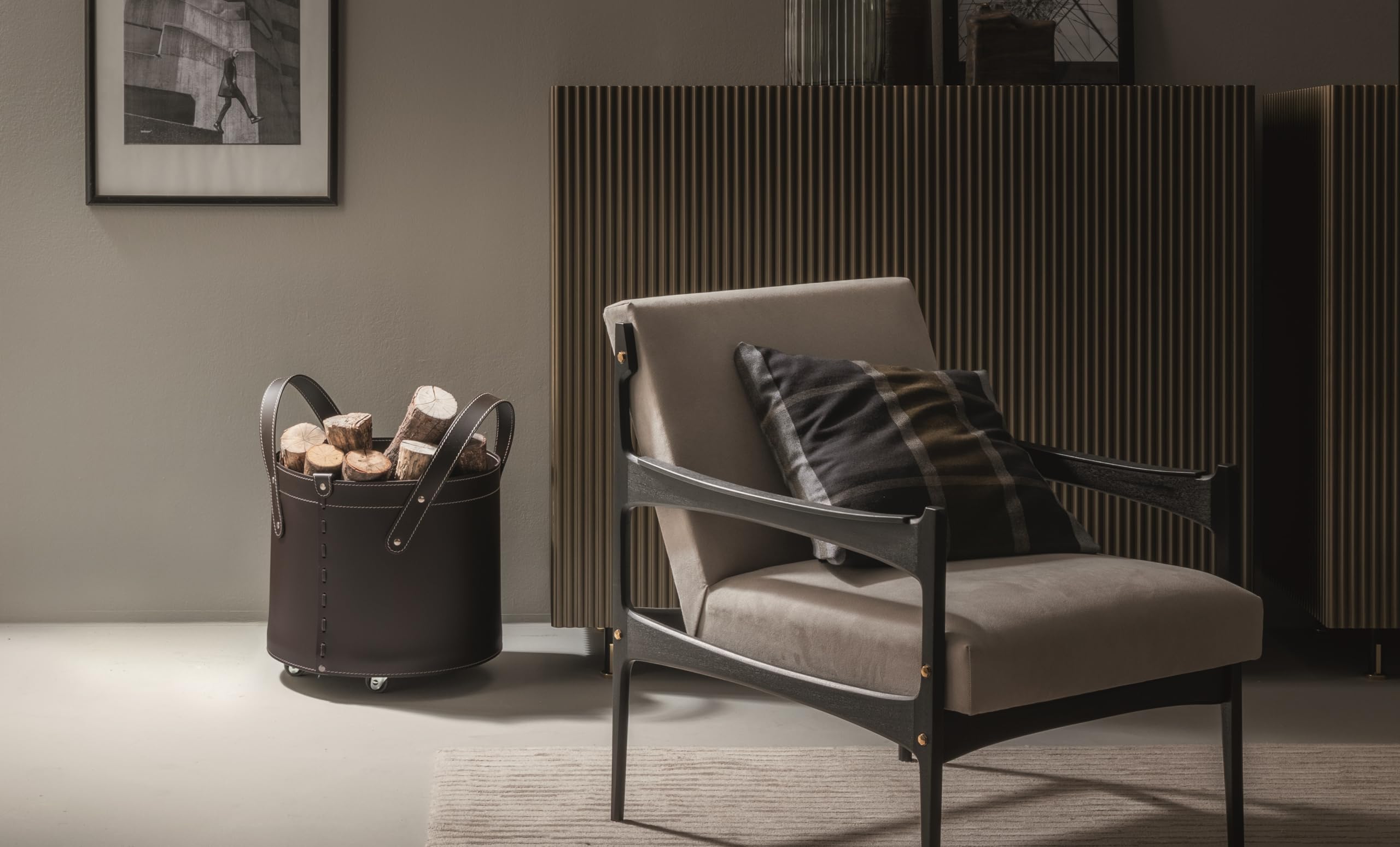 LIMAC Design TONDA portalegna in cuoio per caminetti e stufe, borsa porta legna da ardere da interno, con comode maniglie e ruote gommate, prodotto in Italia. Marrone Scuro
