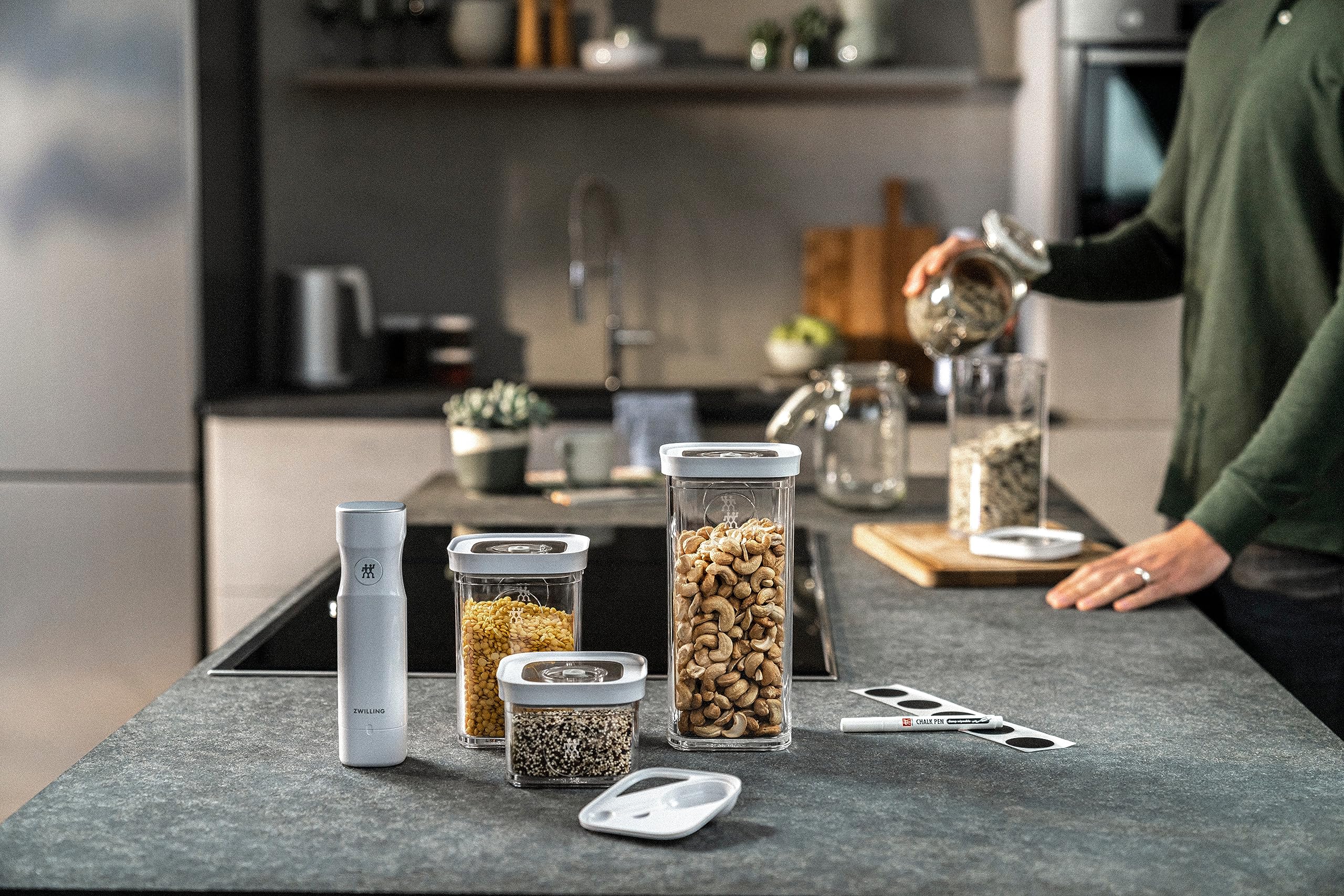 ZWILLING FRESH & SAVE CUBE Zestaw startowy próżniowy, rozmiar S, 6-częściowy zestaw do przechowywania próżniowego, zawiera 3 x pojemniki CUBE S, pompa próżniowa, łyżka pomiarowa, etykiety NFC