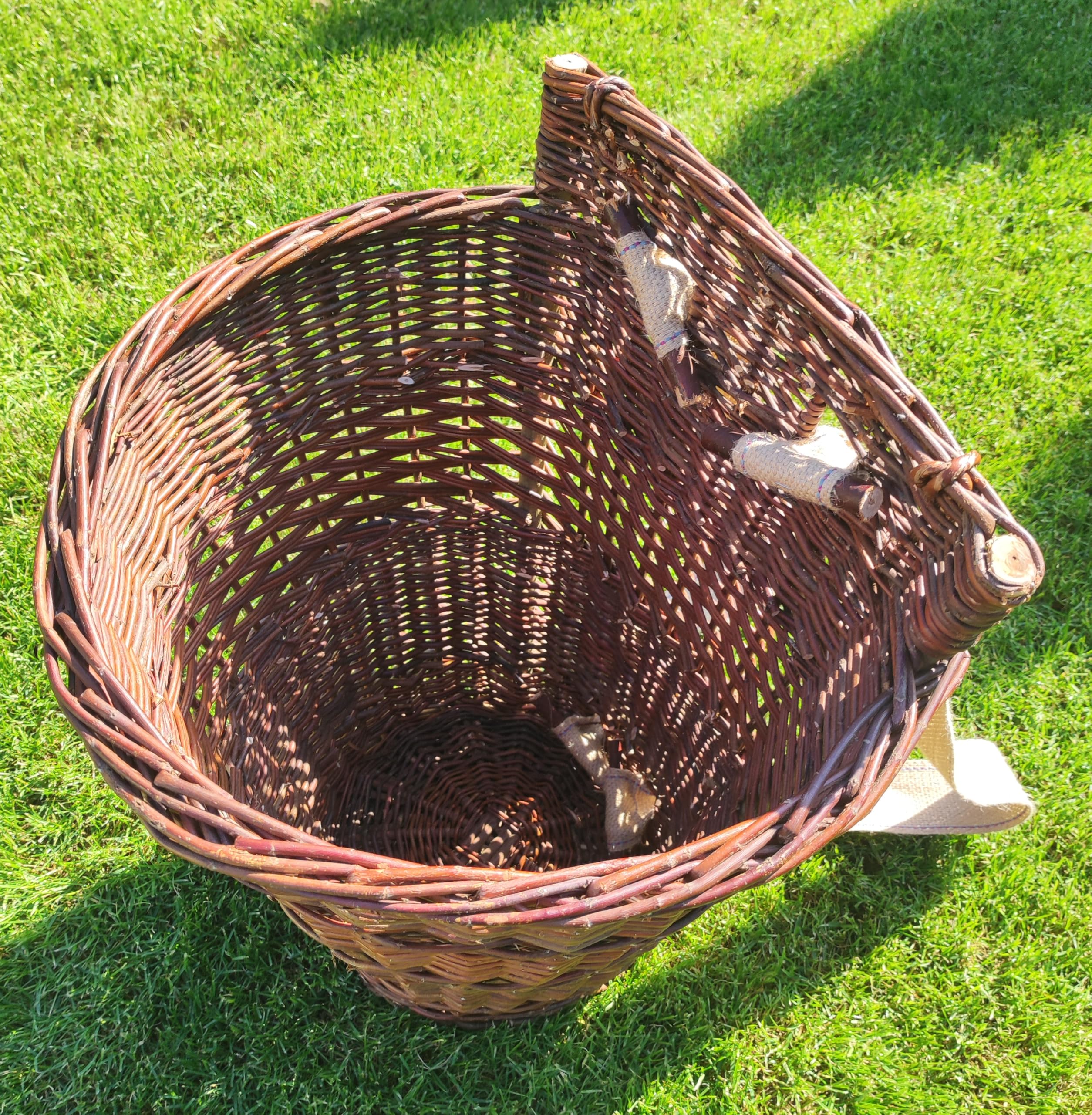 Rückentragekorb aus Weide – Handgeflochten & ergonomisch – Natur oder lackiert – 60x44x37 cm – Jutegurte – Holzkorb, Pilzkorb, Deko, Mittelalter, Garten WIKLER