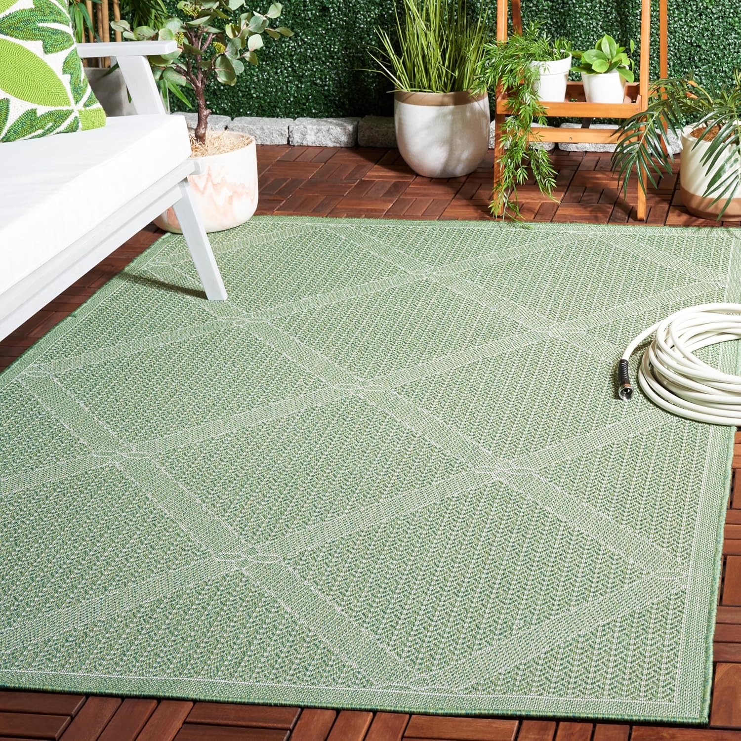 Safavieh Washable Rug Outdoor Bermuda Collection - 4' x 6', Green & Ivory, Non-Shedding & Easy to Clean, Ideal for Patio, Backyard, Mudroom (BMU851Y)