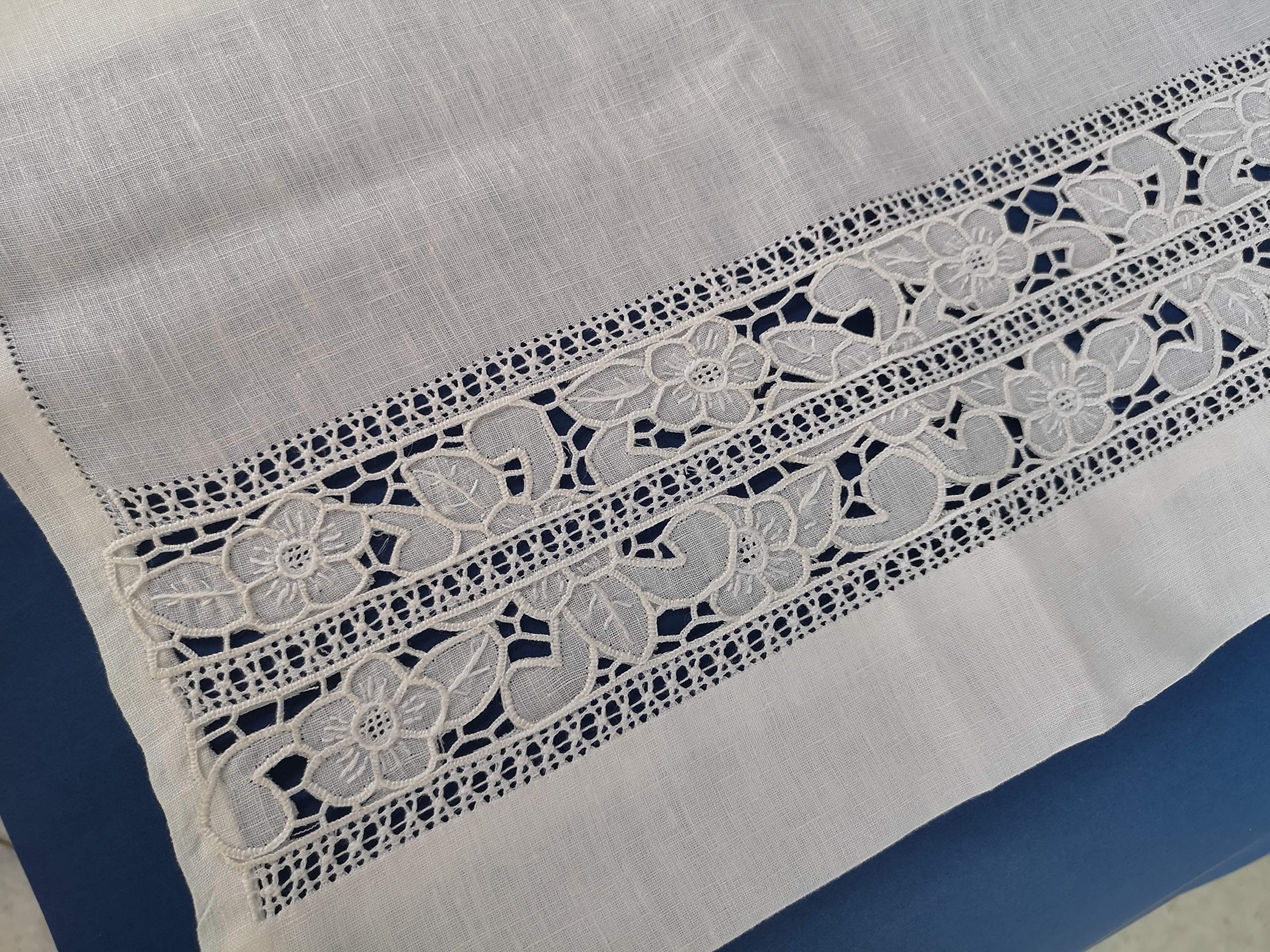 Ensemble De Serviettes Bellavia En Lin 100% Blanc – Broderie Point Plein Main