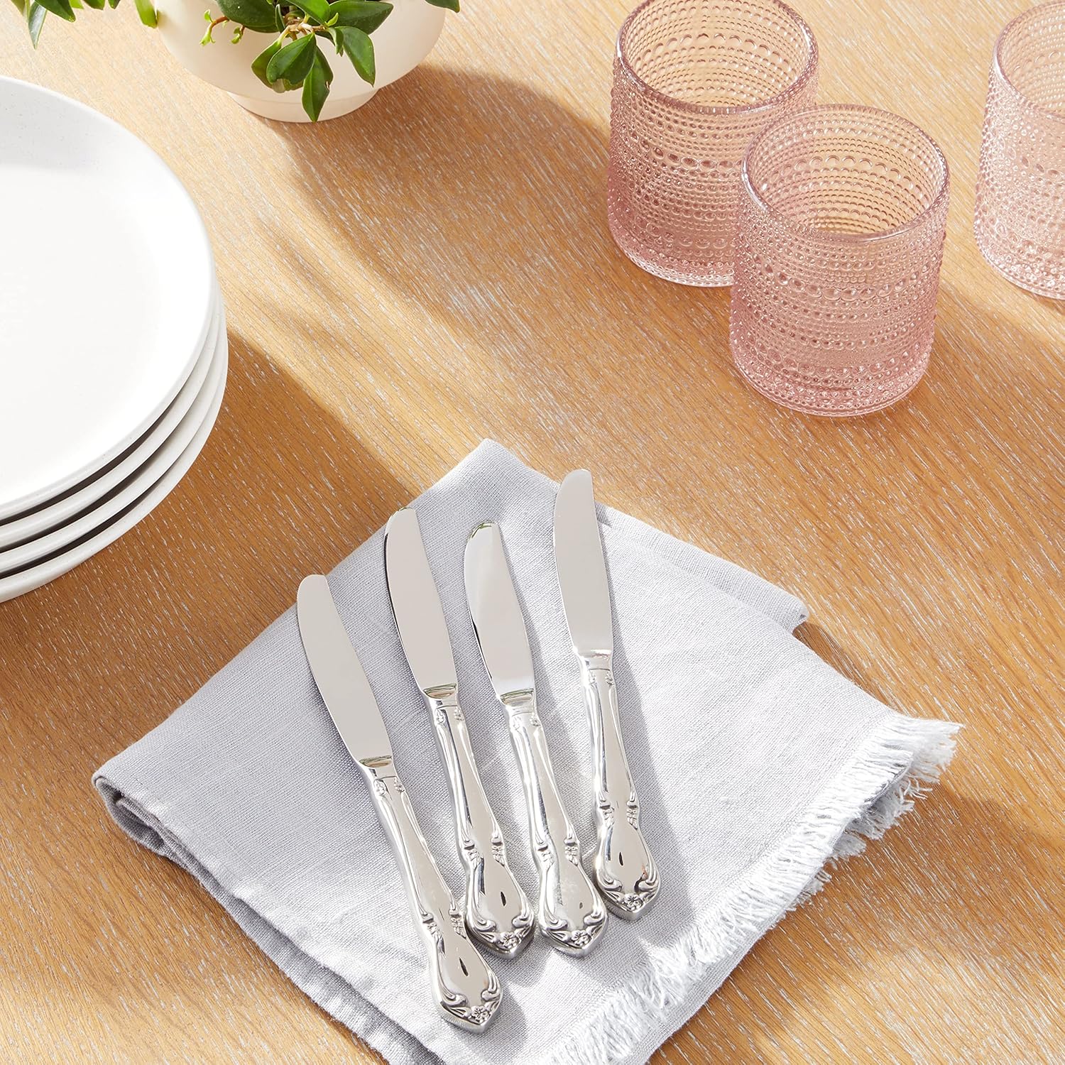 Oneida Silverware Set, Chateau Fine Flatware Dinner Knives Set, Service For 4, 18/10 Stainless Steel Knives, Dishwasher Safe, Utensils, Tableware, Cutlery, Dinner Knife (Silver, 4 Piece)