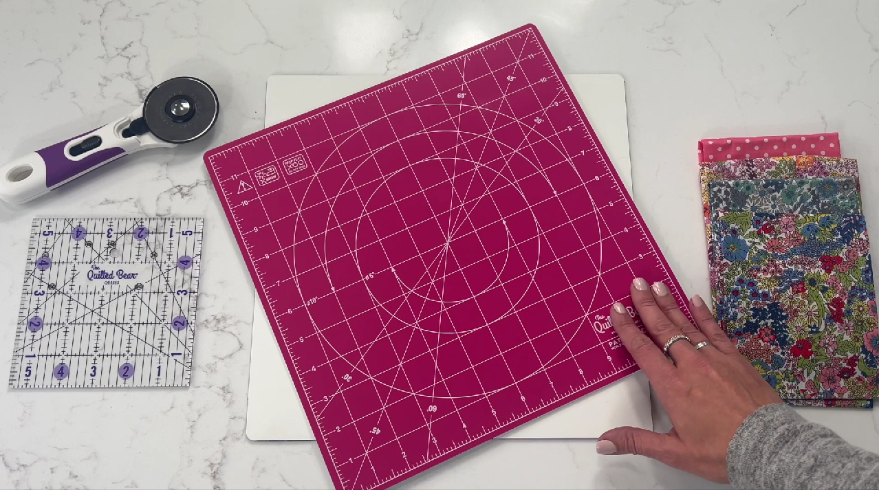 Amazon.com: The Quilted Bear Rotating Cutting Mat 12