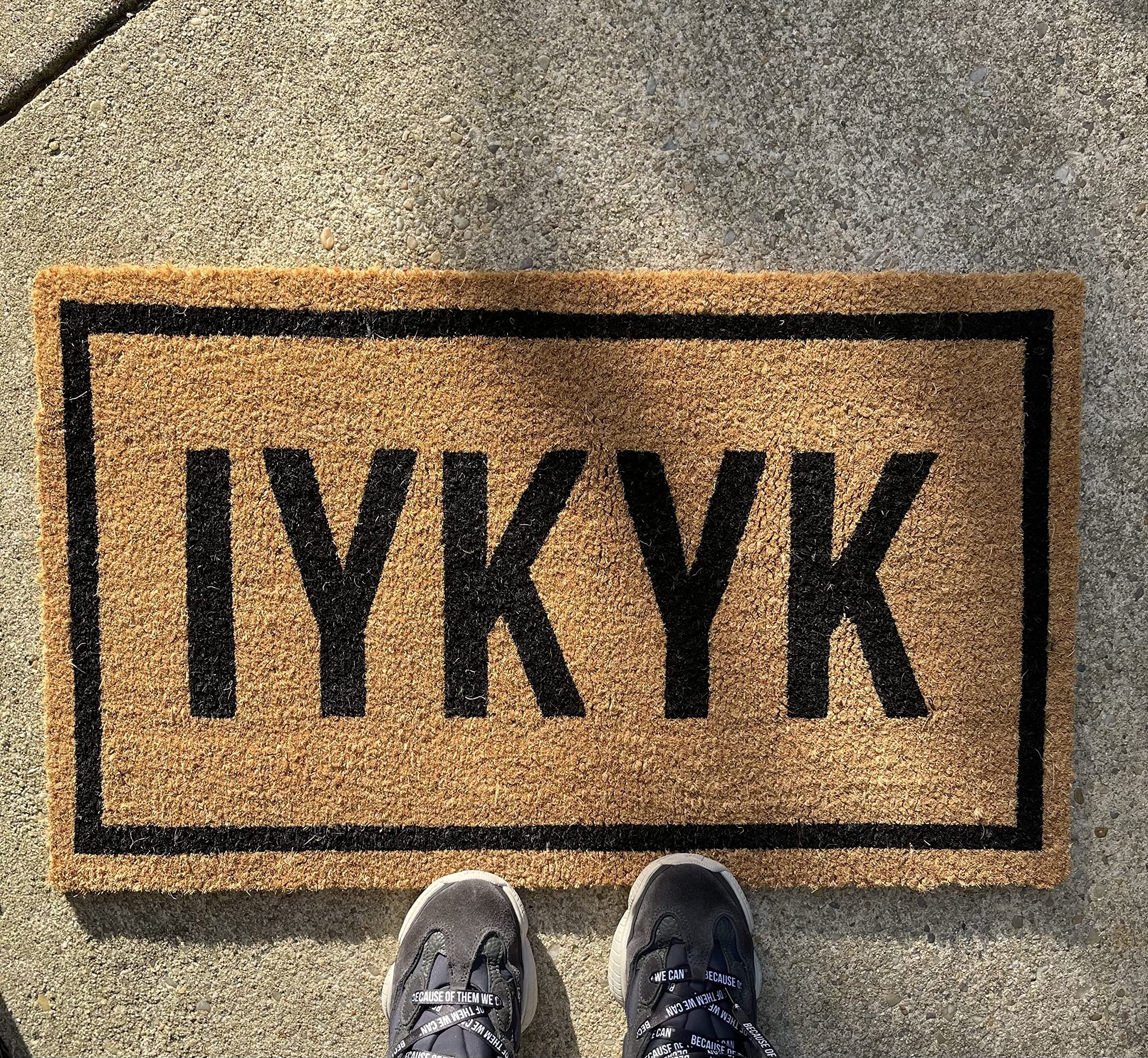 Amazon.com: #CultureTags IYKYK 歡迎墊,送給喜歡主題標籤+  文化的人,椰子椰殼地毯,適用於前門、門廊、露台或車庫,尺寸18 x 30 英吋(約45.7 x 76.2 公分) : 露臺、草皮與花園