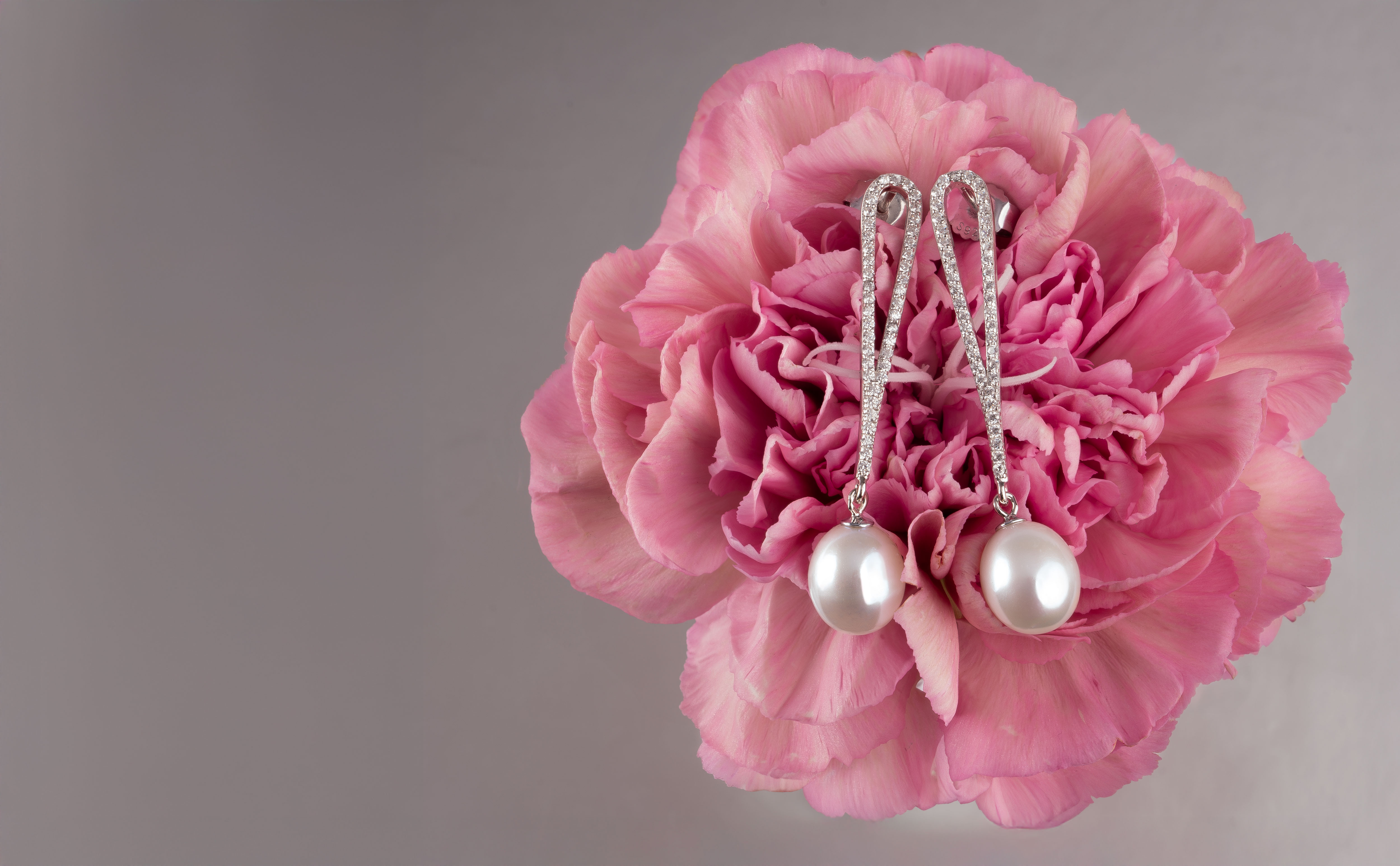 Orecchini in Perle Coltivate d'Acqua Dolce Bianche a Goccia da 9-10 mm con Zirconi | Secret & You | Argento Sterling 925