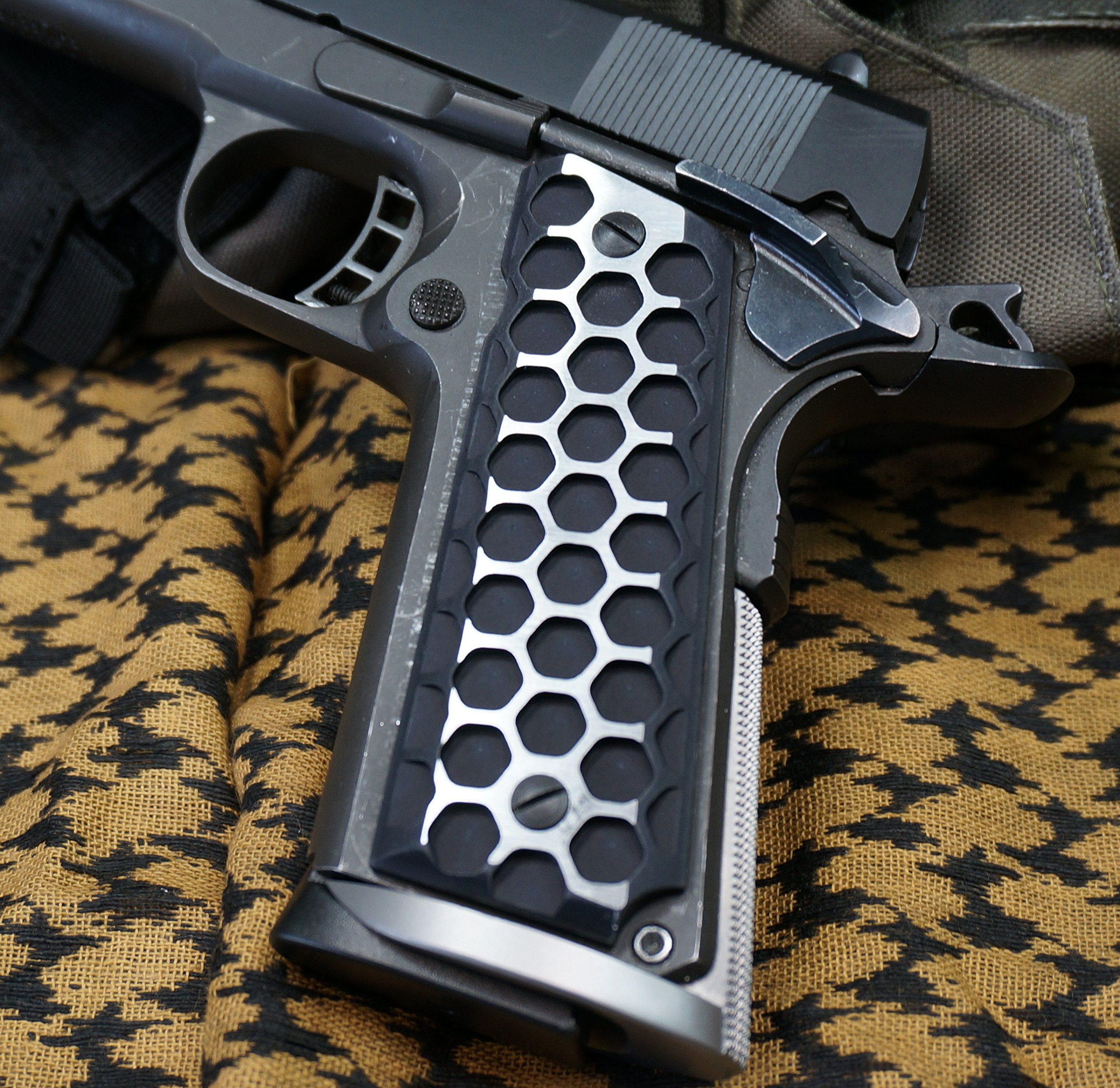 1911 Government/Commander Full Size Grips Brushed Finish Razer HIVE