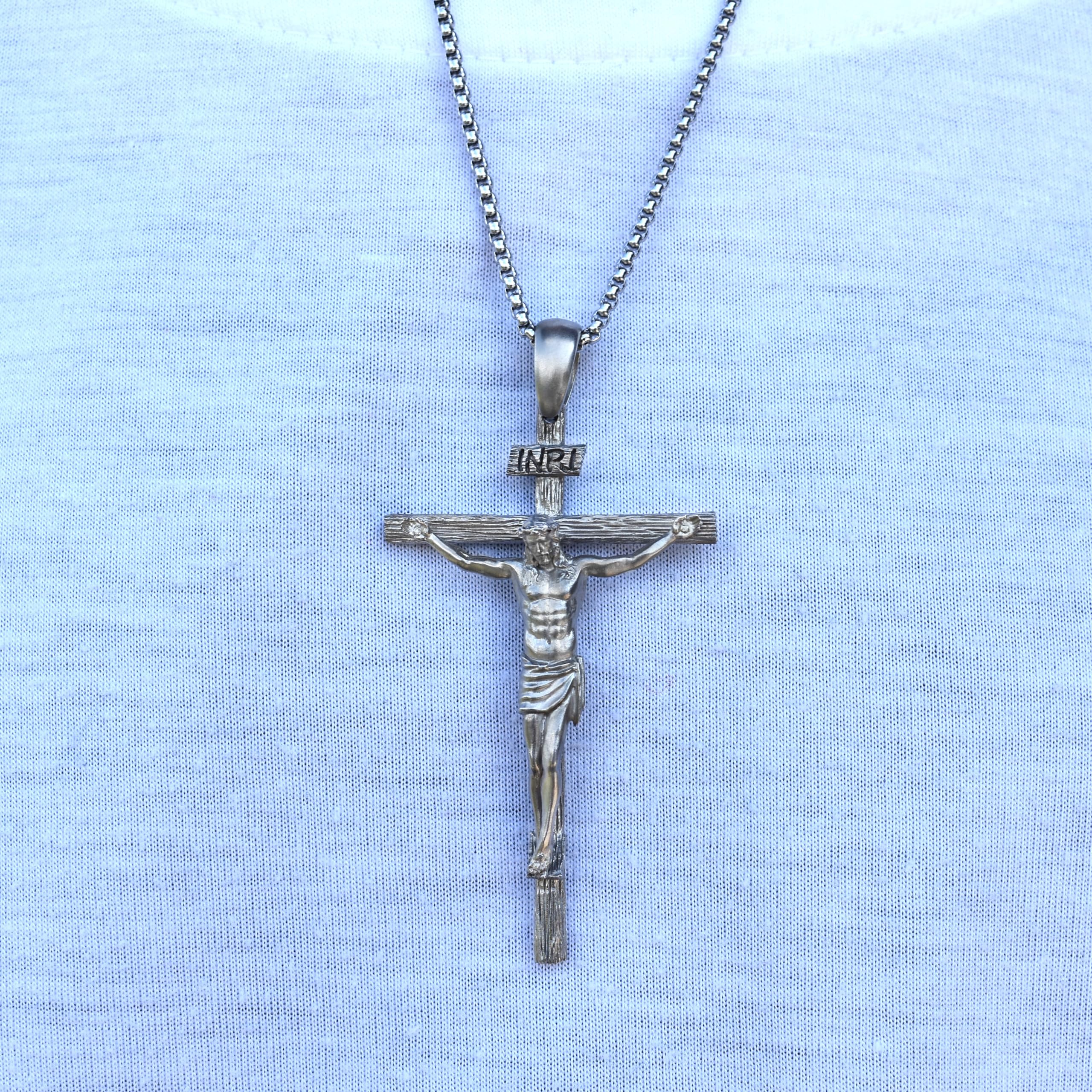 Crucifijo colgante, en plata 925.
