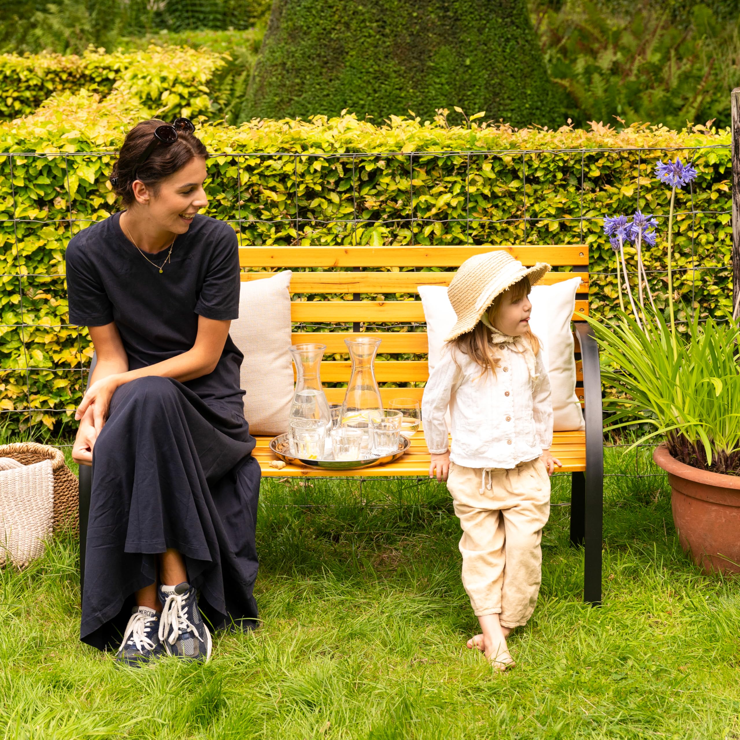 AXI Otis Banc De Jardin Bois - 122X60X83 Cm - Structure Acier Noir Mat - Bois De Cèdre - 2 Places - Extérieur Ou Intérieur - Banquette Extérieur