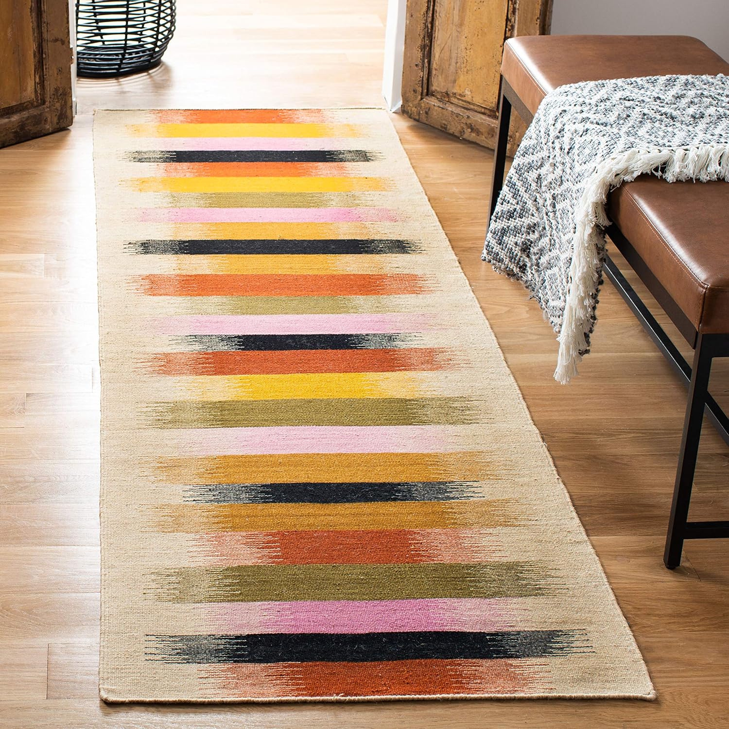 SAFAVIEH Dhurries Collection Runner Rug - 2'6" x 8', Beige & Multi, Handmade Flat Weave Wool, Ideal for High Traffic Areas in Living Room, Bedroom (DHU642A)
