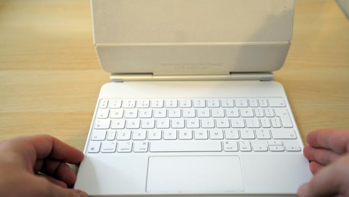 Apple iPad Pro Magic Keyboard 13インチ ホワイト Magic Keyboard for iPad Pro 13‑inch (M4) - British English