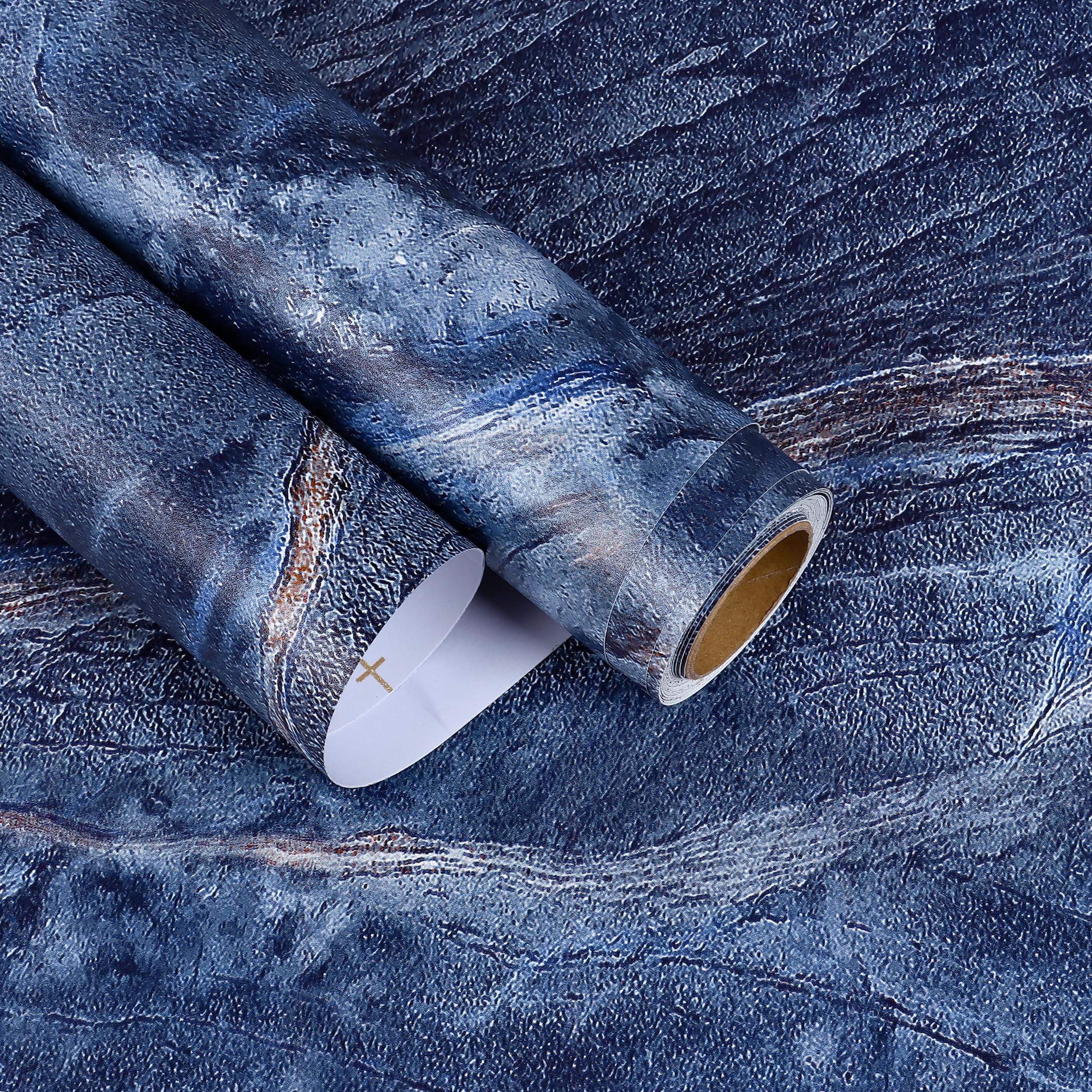 Papier peint marbré bleu pour relooker une table de cuisine facilement