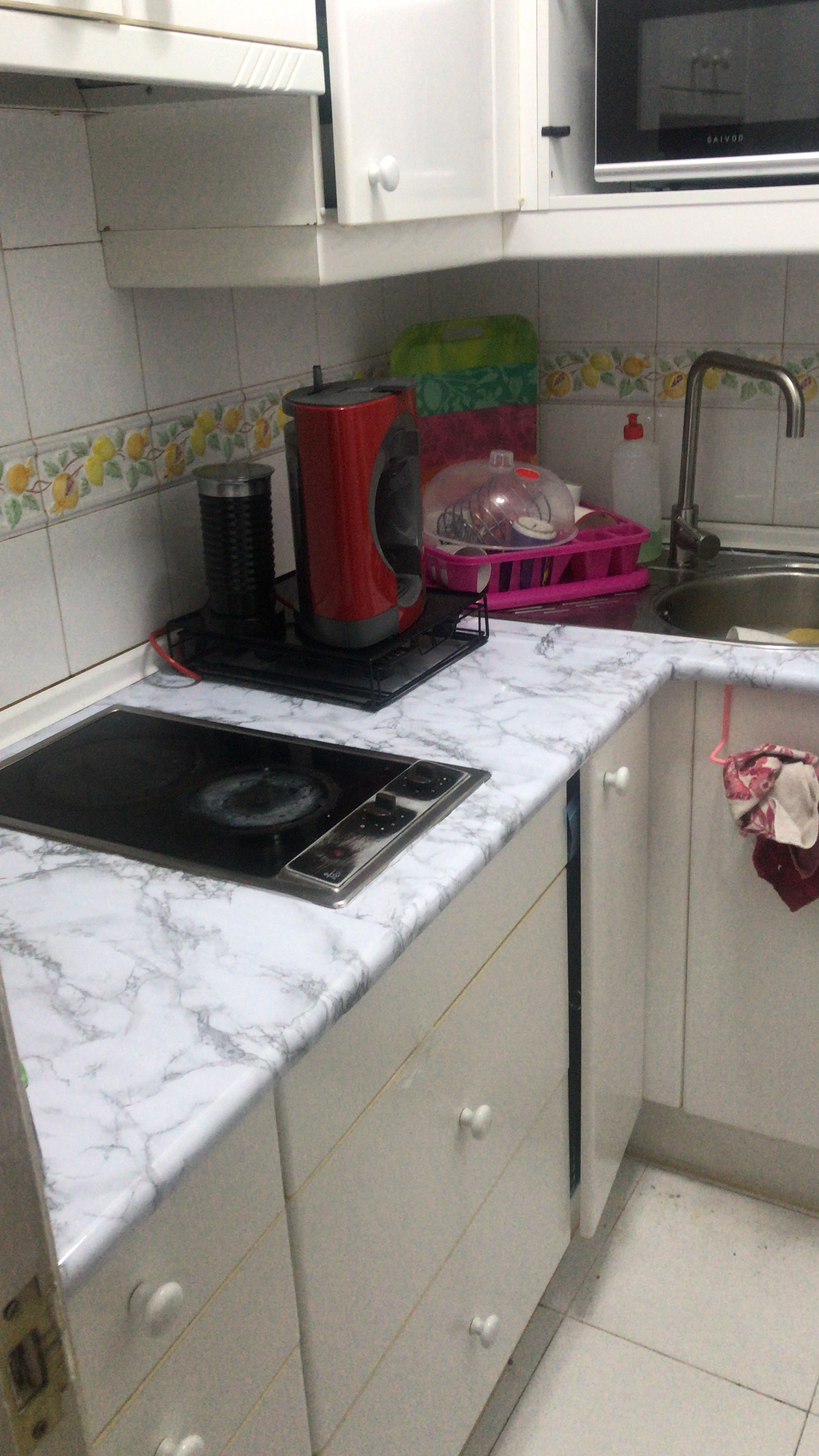 Encimera de cocina renovada con papel mármol