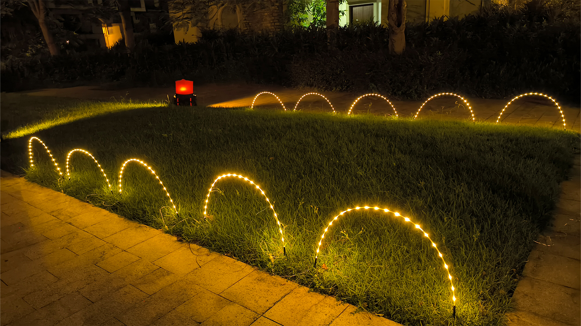 Luci Solari Da Giardino A Tema Natale - Pack Da 5, Forme Festive (campane, Renne, Ecc.), Luce Gialla Calda, Picchetti Inclusi