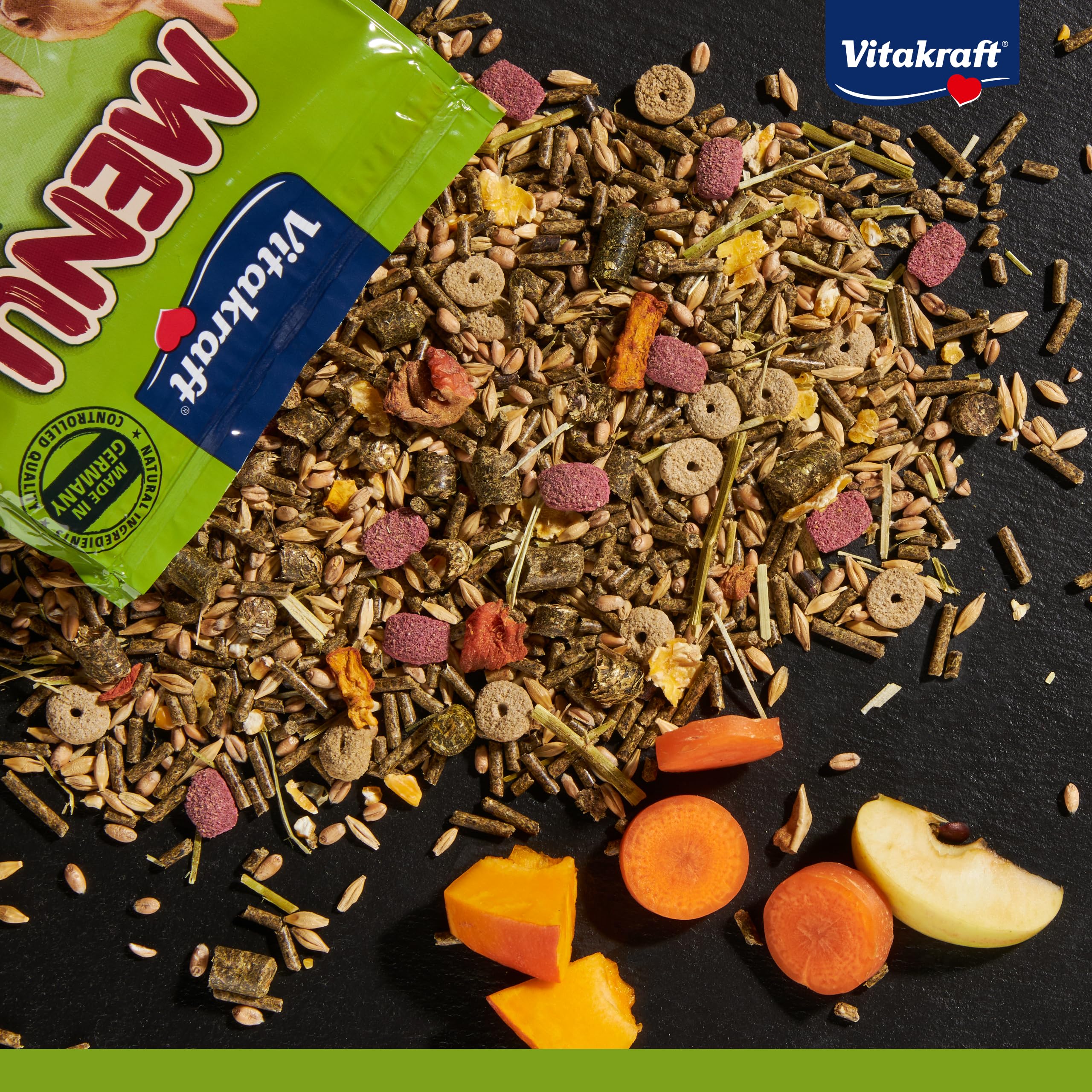 Vitakraft Menu Vital, alimento completo per conigli nani, con erba medica, con mela, con zucca, arricchito con erbe aromatiche, senza l'aggiunta di zuccheri e cereali (1x 3kg)