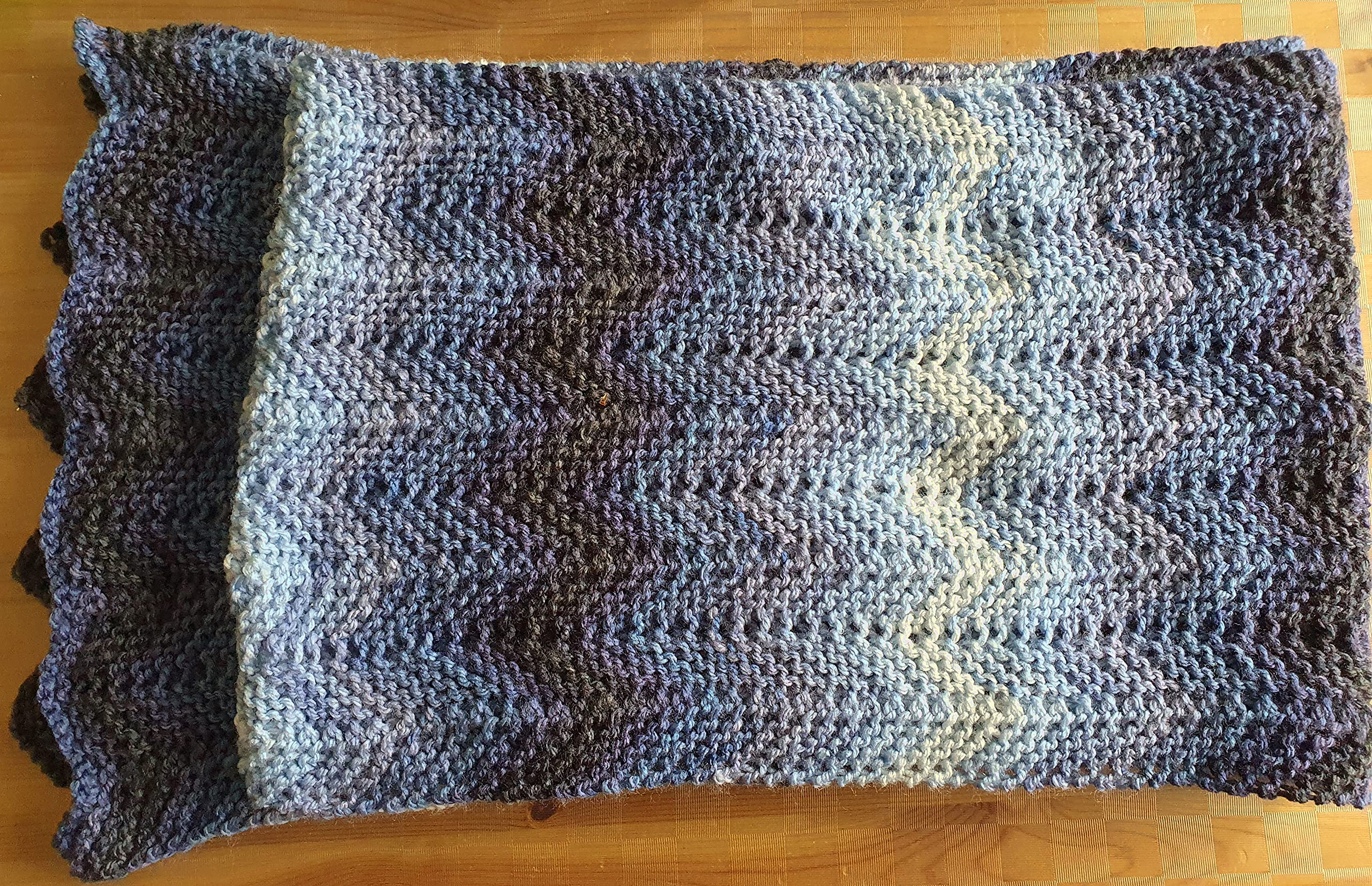 Wollschal XXL ca. 160 x 23 cm Schal handgestrickt Farbverlauf handgestrickt Zick-Zack Zackenmuster