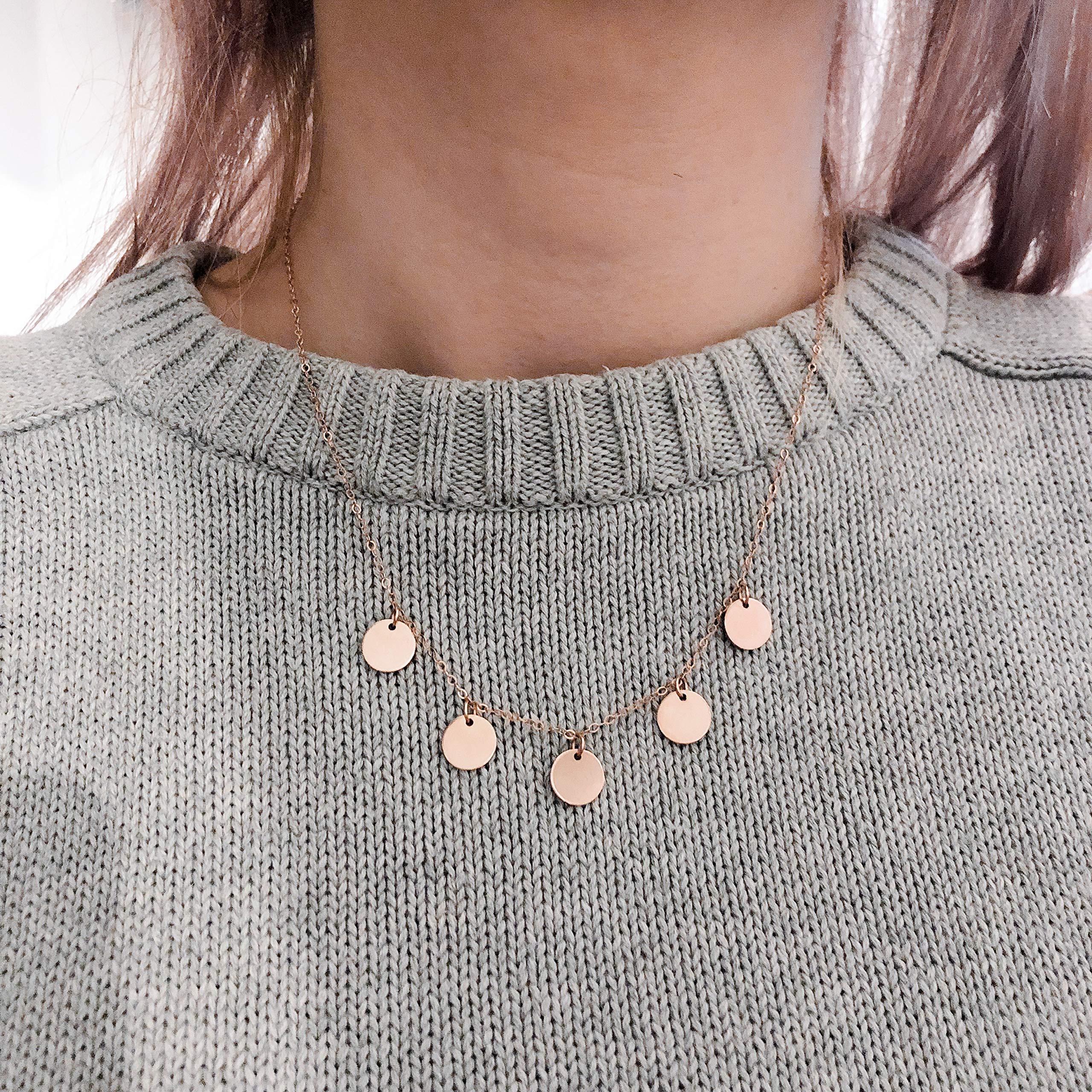 MONA Familienkette mit Gravur – Personalisierte Kette aus Roségold Filled | Platz für bis zu 5 Namen | Schmuck mit Initialen oder Daten | Geschenkidee für Valentinstag, Muttertag, Geburtstag