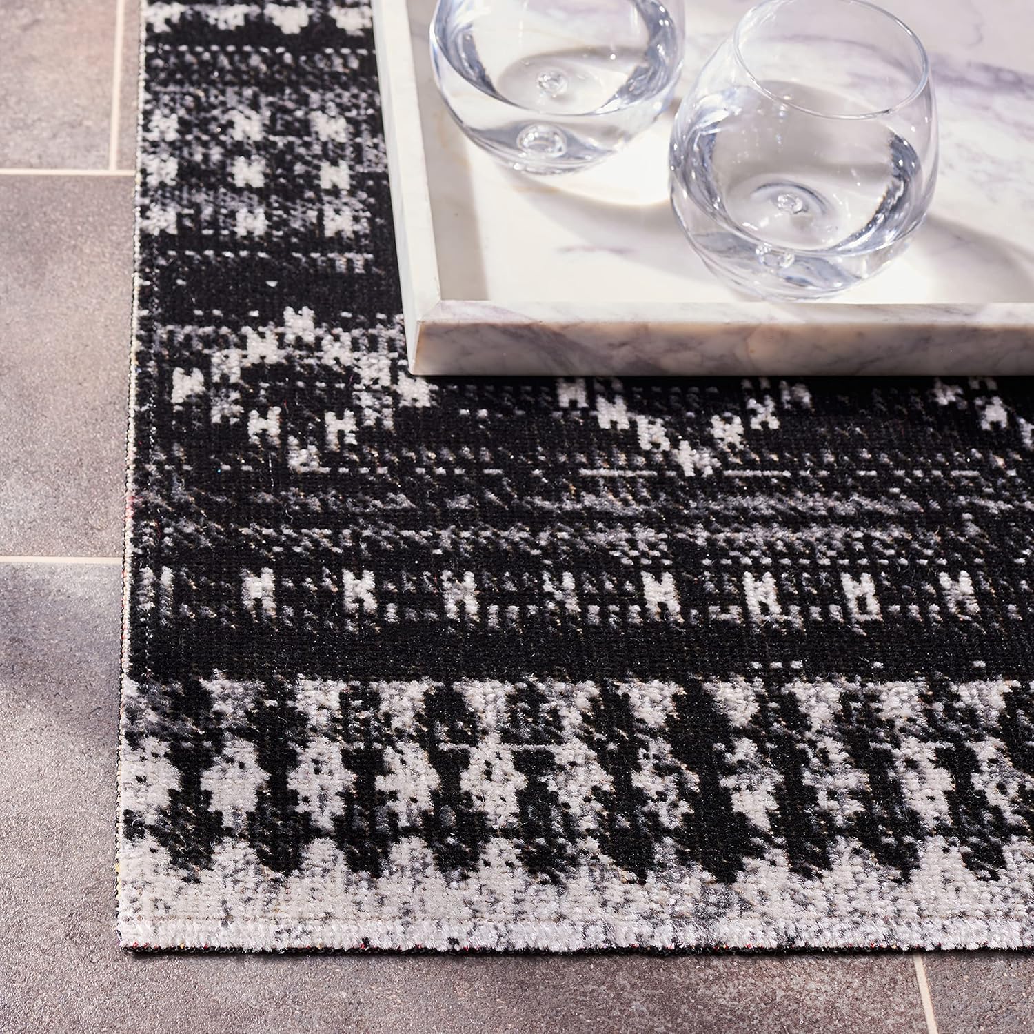 SAFAVIEH Montage Collection Accent Rug - 4' x 6', Grey & Black, Boho Design, Non-Shedding & Easy Care, Indoor/Outdoor & Washable-Ideal for Patio, Backyard, Mudroom (MTG291Z)