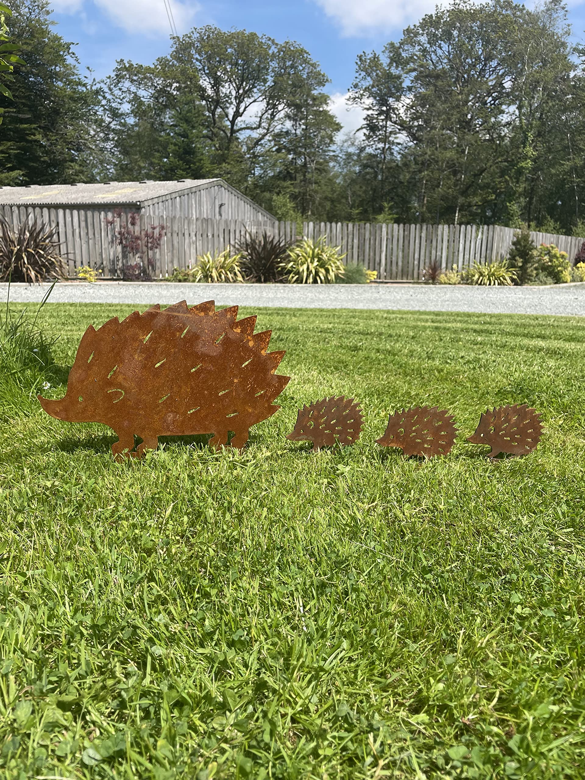 Famille de hérissons rustiques pour décorer votre jardin cet automne