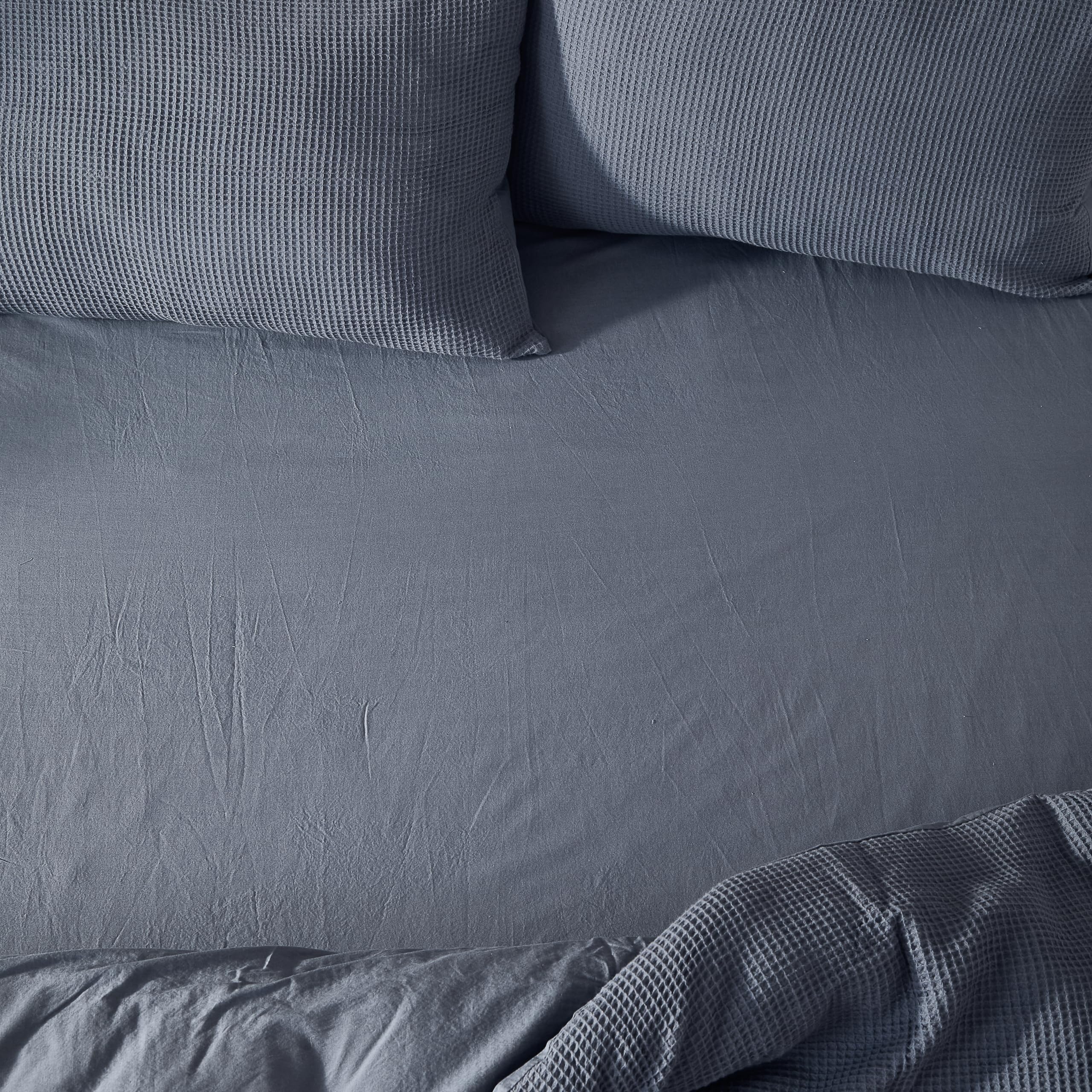 Yard Hebden Washed Cotton Fitted Sheet – Soft Relaxed Percale Minimalist Bed Sheet (Denim Blue – Super King)