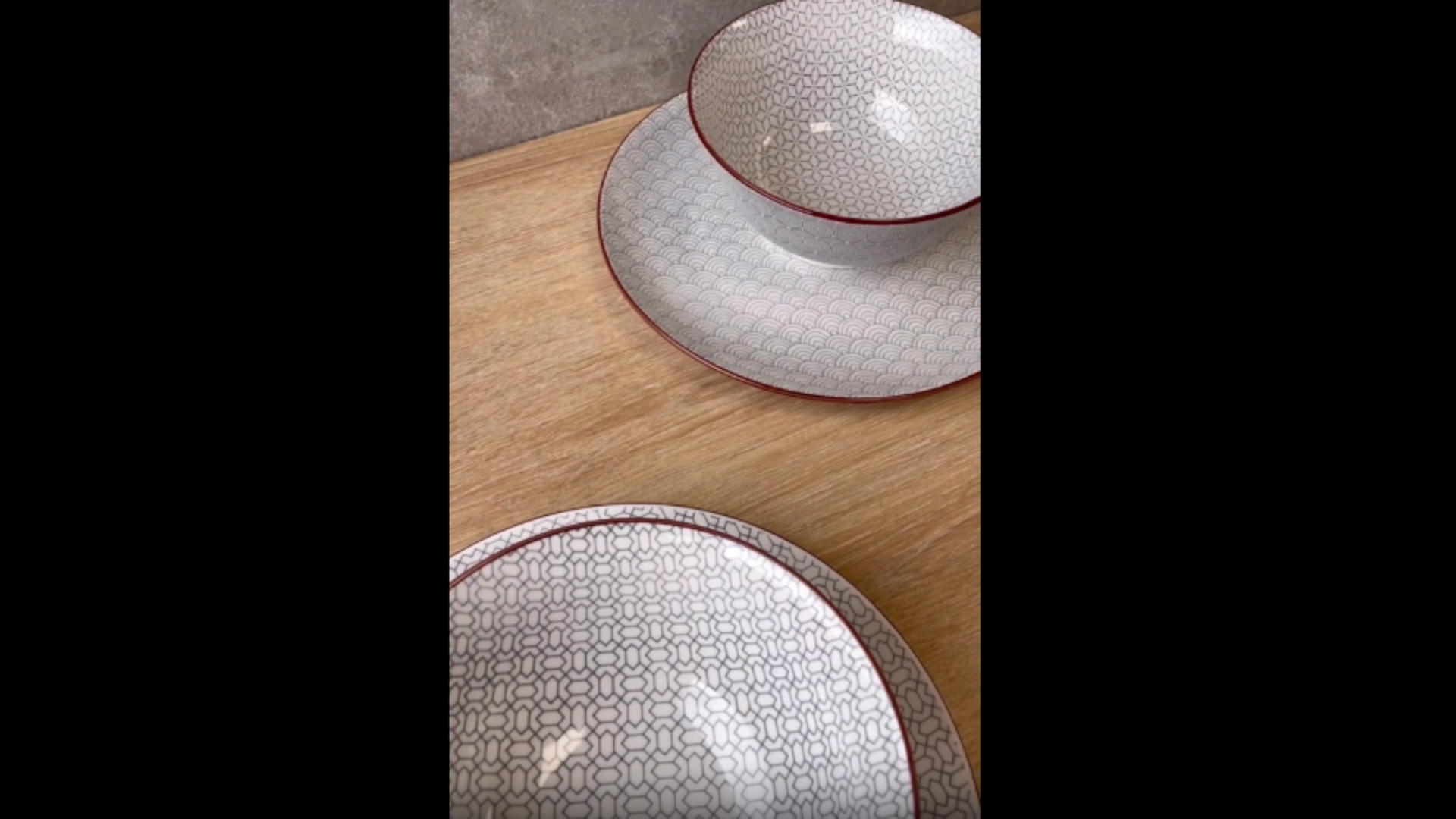 Ard'time - Service de Table Complet, Assiettes et Bols 18 Pièces pour 6 Personnes, Assortiment de Vaisselle, Service à Imprimés Colorés, Assiettes et Bols en Porcelaine, Collection MAJORELLE