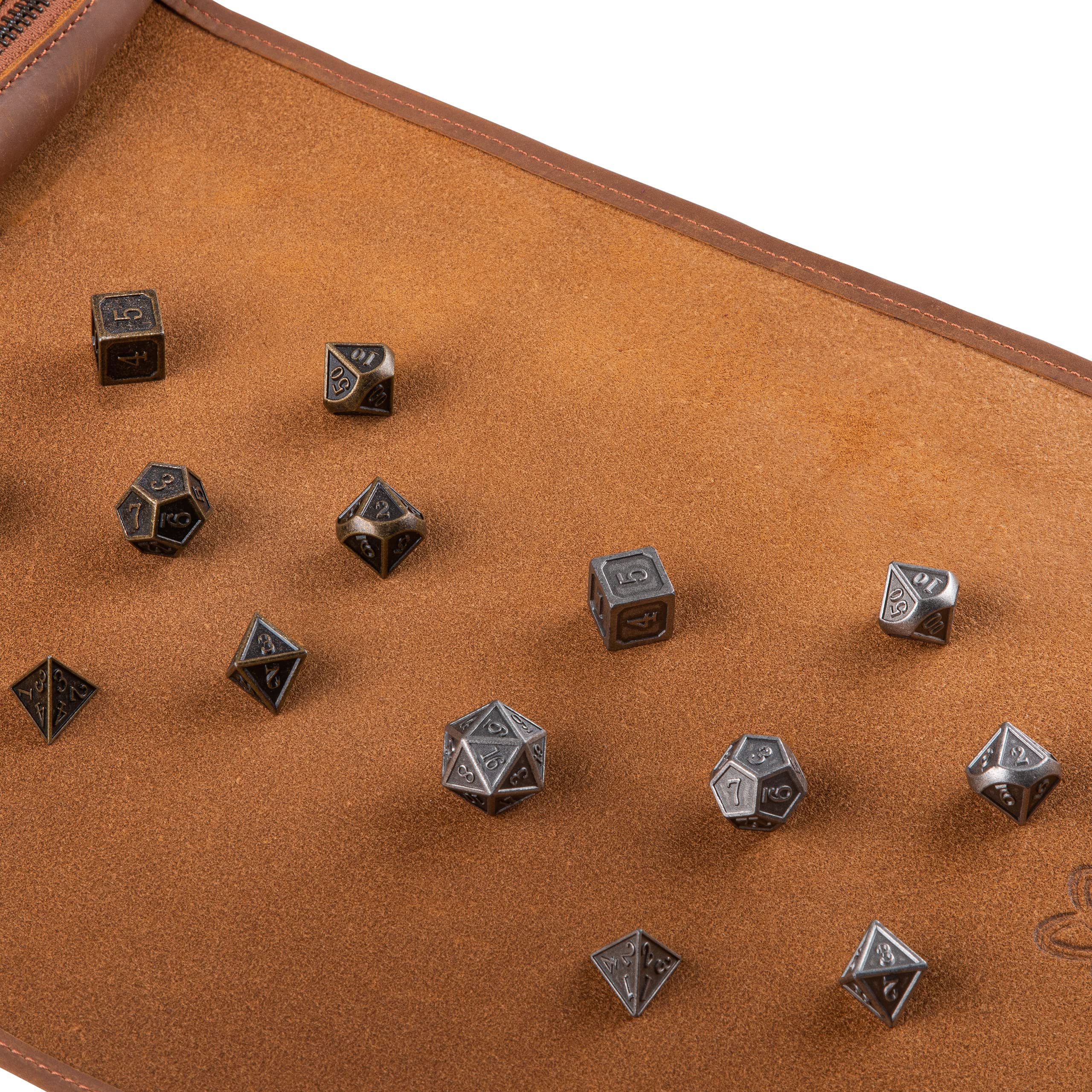 RPG - Alfombrilla para Dados, Hecha a Mano, de Piel auténtica, con Compartimento para Dados, para Todos los Juegos de fantasía como DND, DSA, Cthulhu (Tobacco + Bronze & Iron Set)