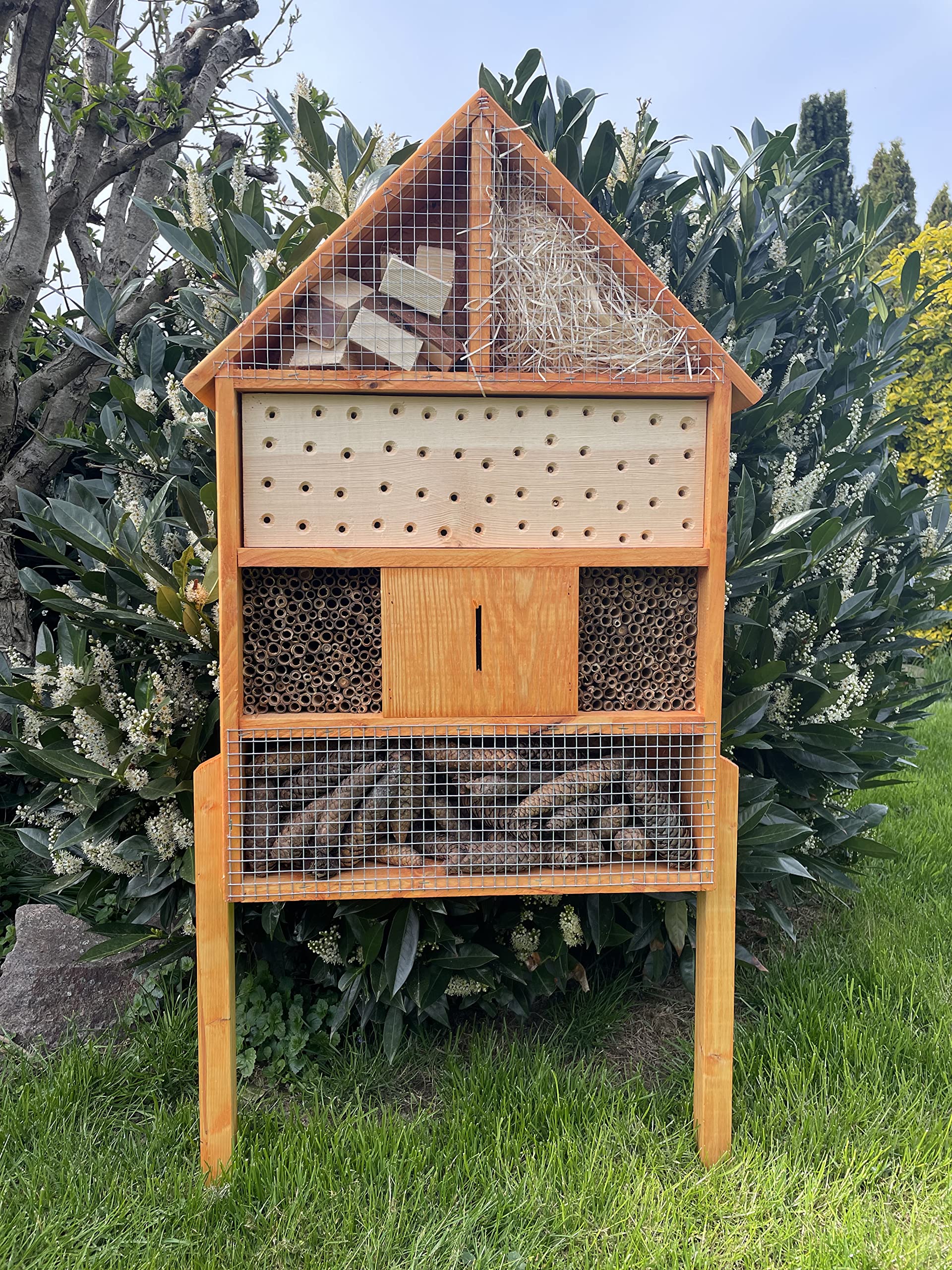 Hotel de insectos macizo hecho a mano XL de madera con soporte, 97 x 51 x 12 cm (alto x ancho x profundidad), abejas silvestres, nido, hotel de abejas, casa para insectos, color marrón