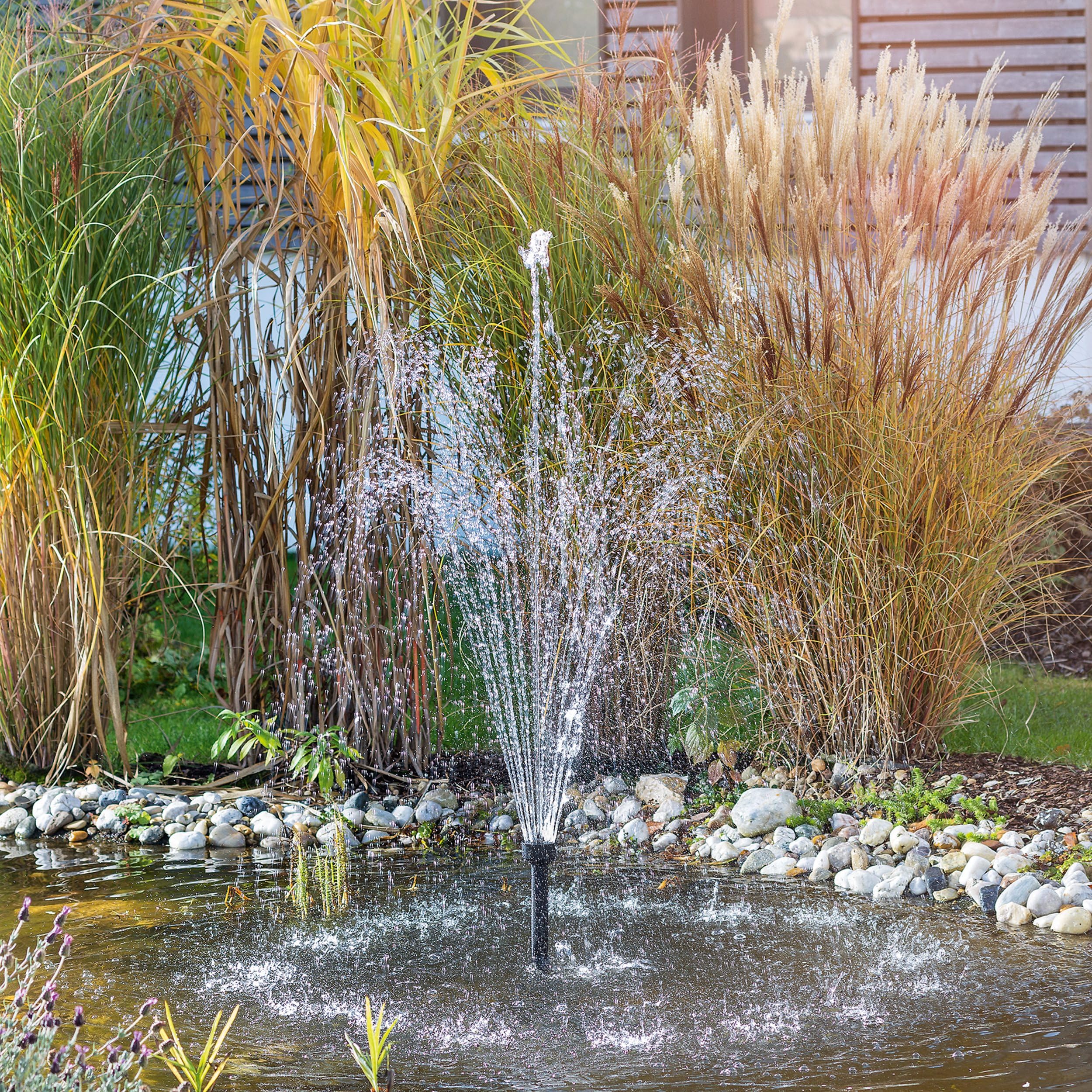 esotec Teichpumpe mit Sprinklerset, Springbrunnenpumpe, Wasserspiel Pumpe, Solarbrunnen Pumpe 2500 l/h 12-18 VDC IP68 außen 101997