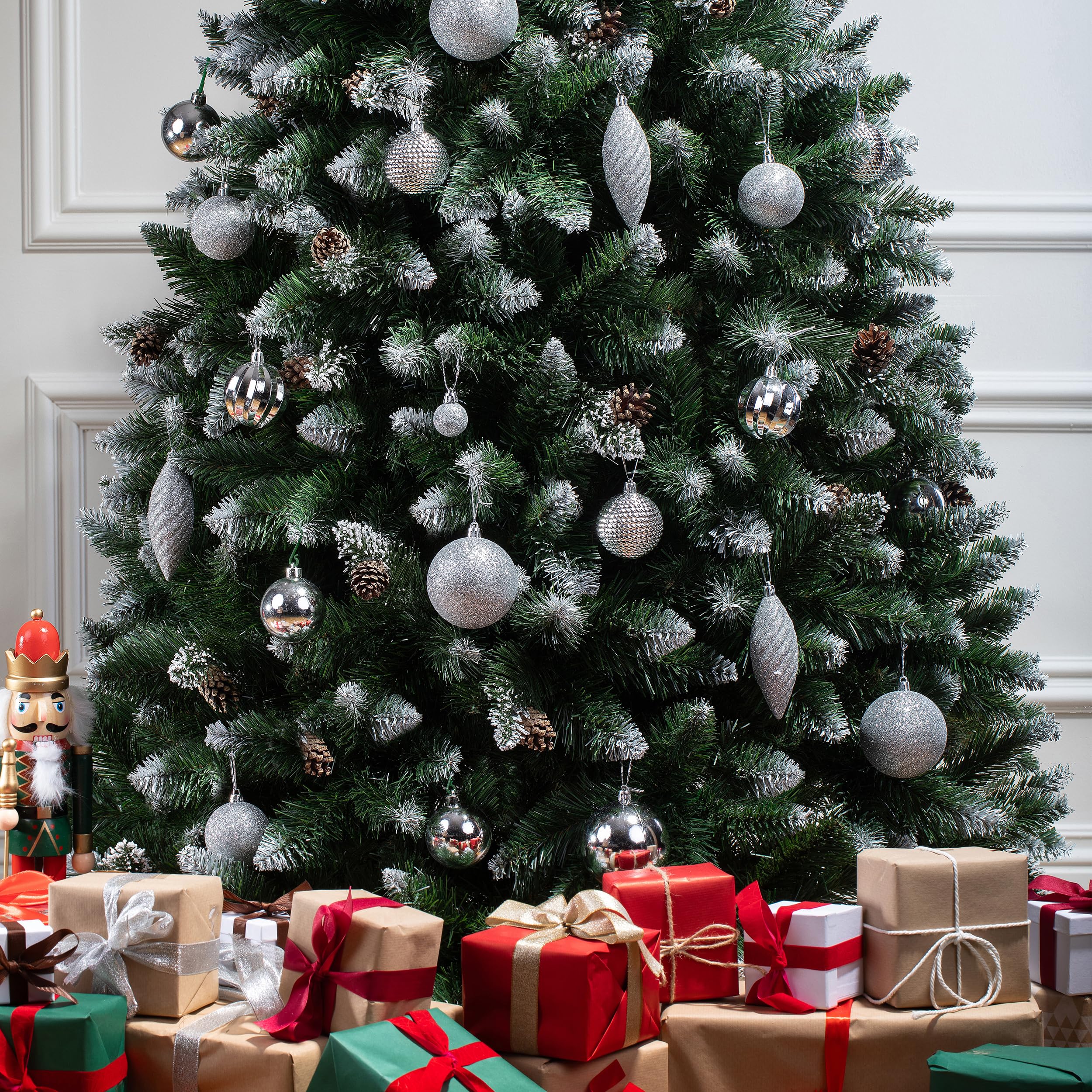 FairyTrees Pino Naturale con Punte innevate, Albero di Natale Artificiale, PVC, pigne Naturali, Supporto in Legno, 220cm
