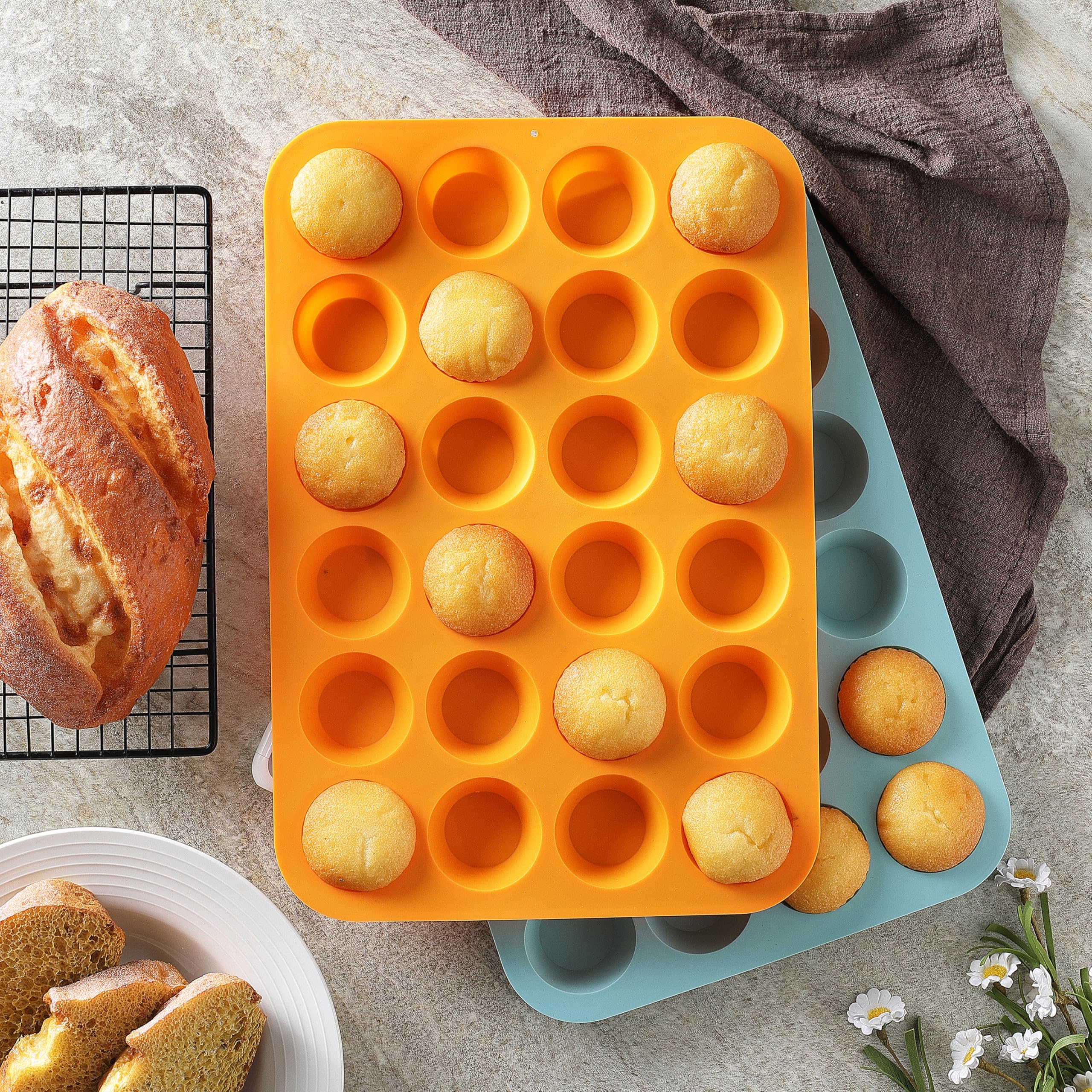 Little Cook - Juego de 2 moldes de silicona para magdalenas y magdalenas, antiadherente, sin BPA, apto para lavavajillas, perfecto para hacer magdalenas, pasteles, tartas (naranja + azul pavo real)