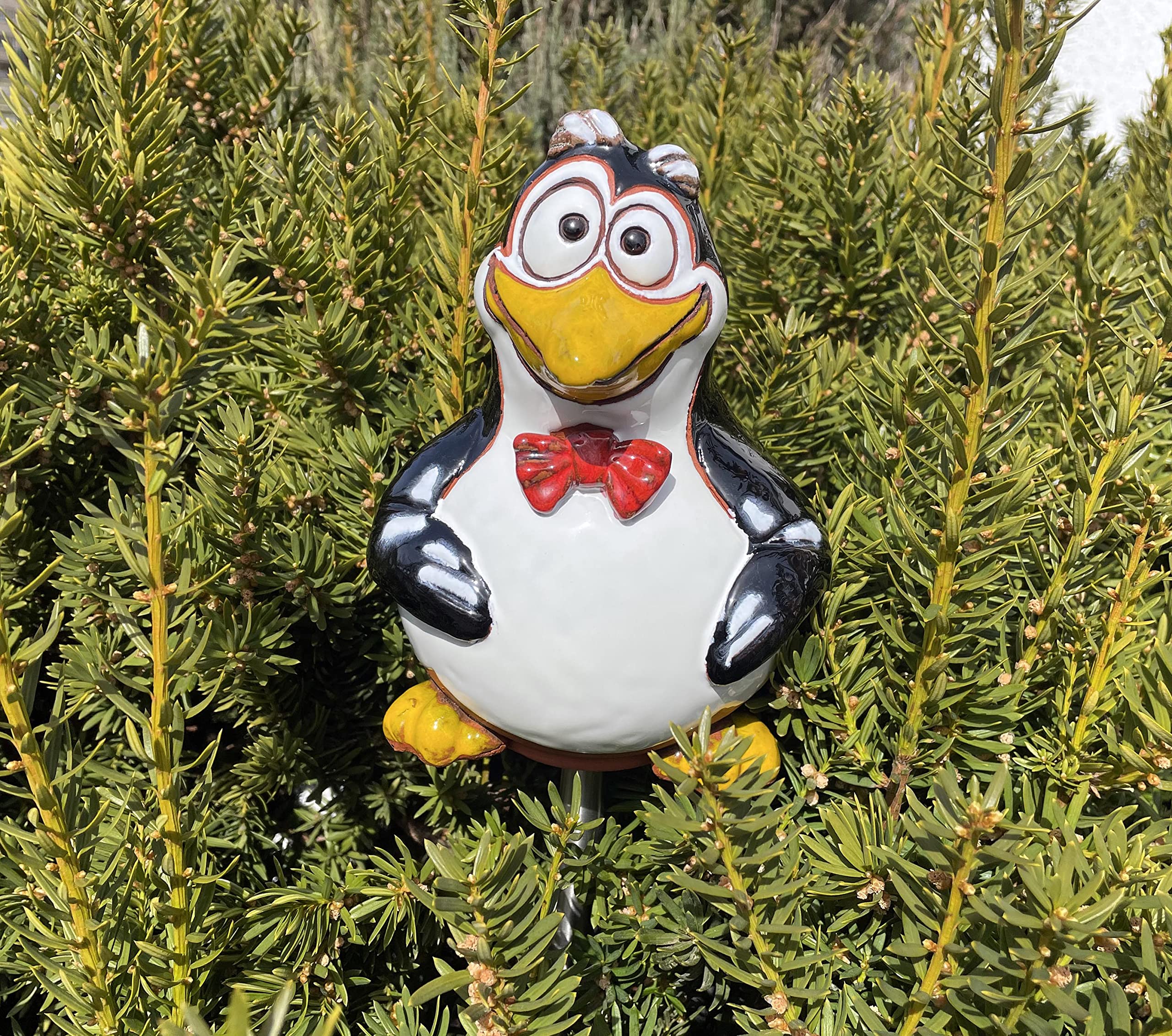 Ceramiczna dekoracja ogrodowa Happy Penguin