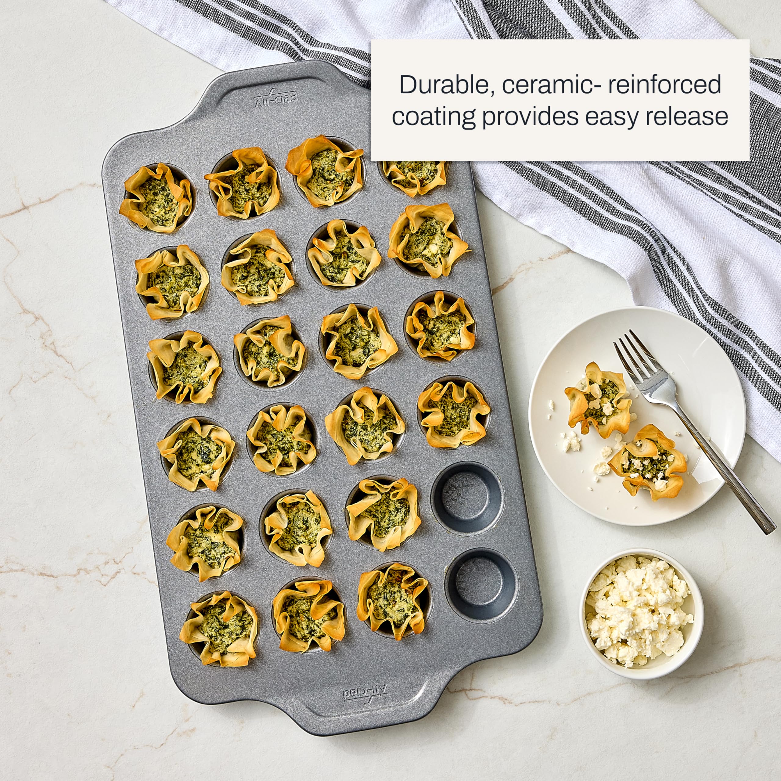 All-Clad Pro-Relelase – Lot de 24 mini moules à muffins antiadhésifs pour la cuisson de muffins, scones et bouchées d'œufs, plaque de cuisson durable renforcée en céramique avec revêtement