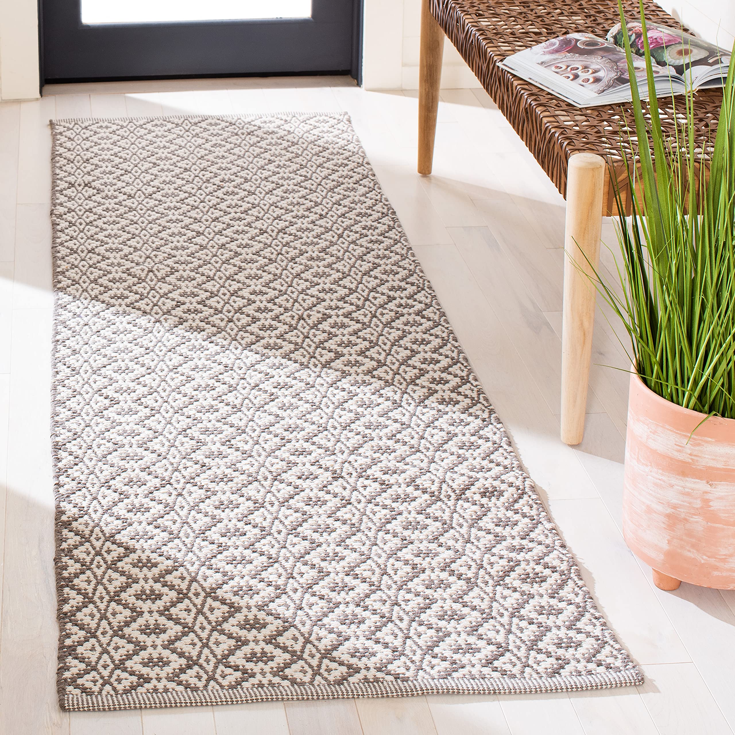 SAFAVIEH Montauk Collection Accent Rug - 2'3" x 3'9", Ivory & Grey, Handmade Cotton, Ideal for High Traffic Areas in Entryway, Living Room, Bedroom (
