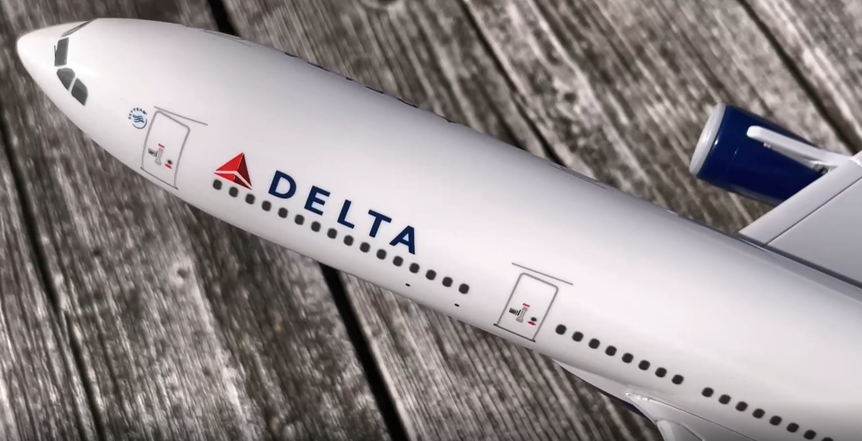 Amazon.com: Skymarks Daron Delta A330-300 New Livery Model