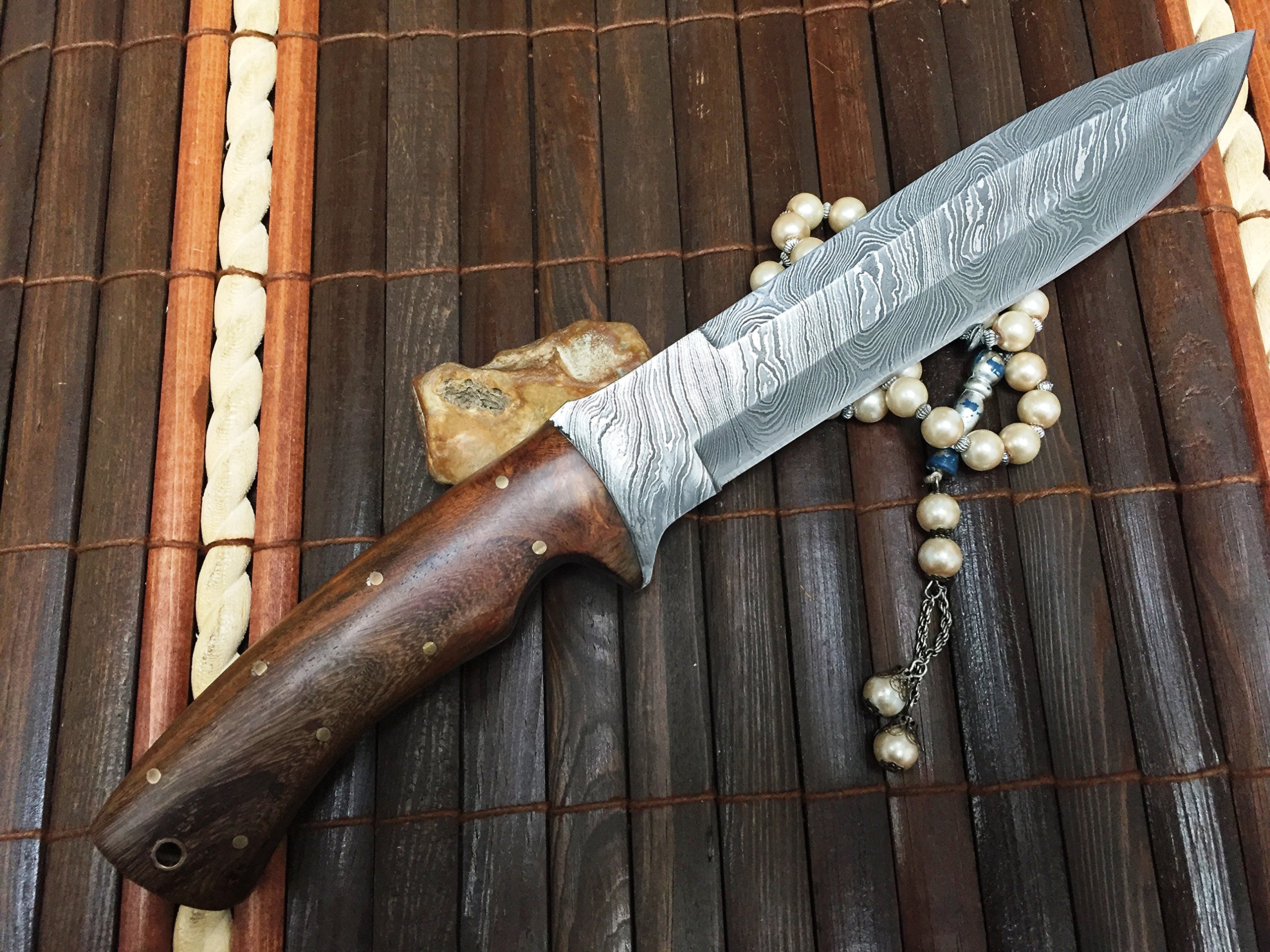 Coltello da caccia, con fodero, in acciaio damascato