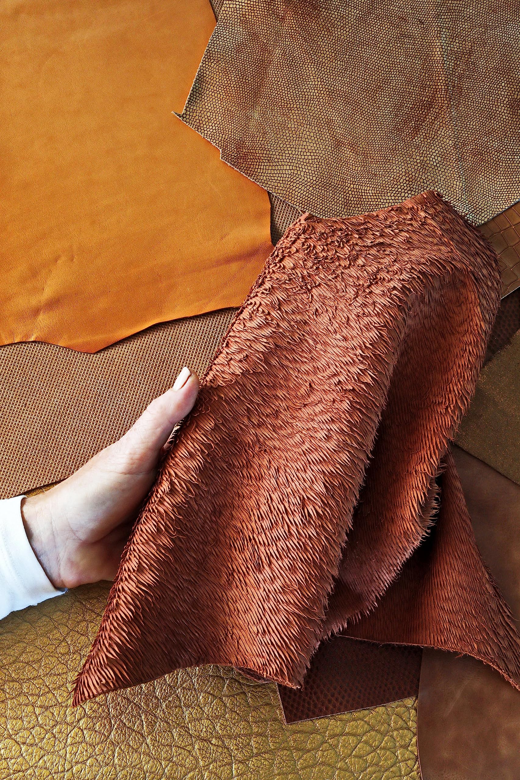LA GARZARARA Restes de cuir mixte, imprimés, motifs et douceur diverse, gamme de différentes couleurs, assortiment aléatoire - min 20X25 - maxi 40X40 cm. (brun, cuir, rougeâtre, 1 Kg.)