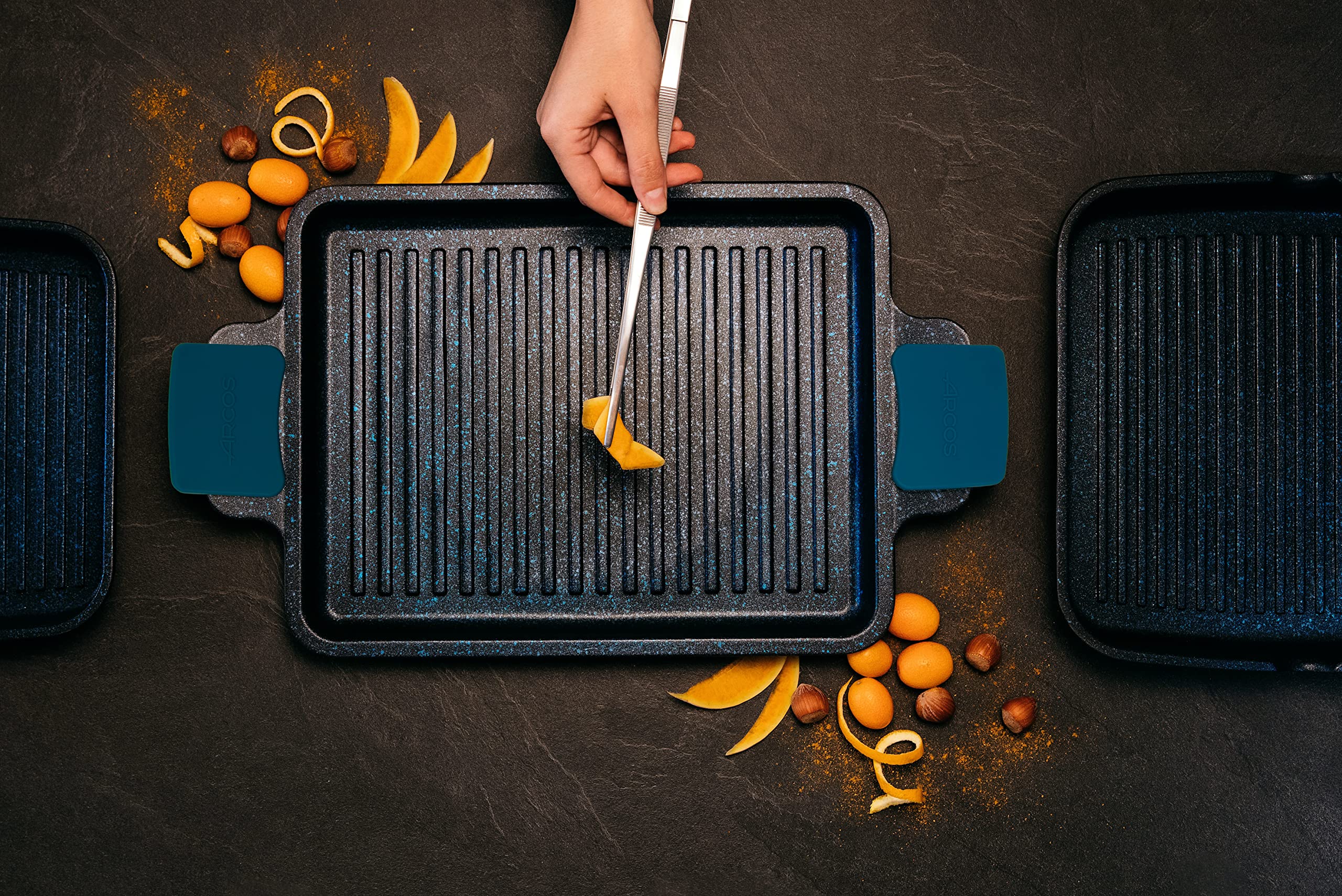 Arcos Serie Thera | Padelle Grill Antiaderente | Bistecchiera | Alluminio Fuso | Adatto qualsiasi cucina | Manico ergonomico plastica e silicone | Lavabile in lavastoviglie | Nero e Azzurro (34x26 cm)