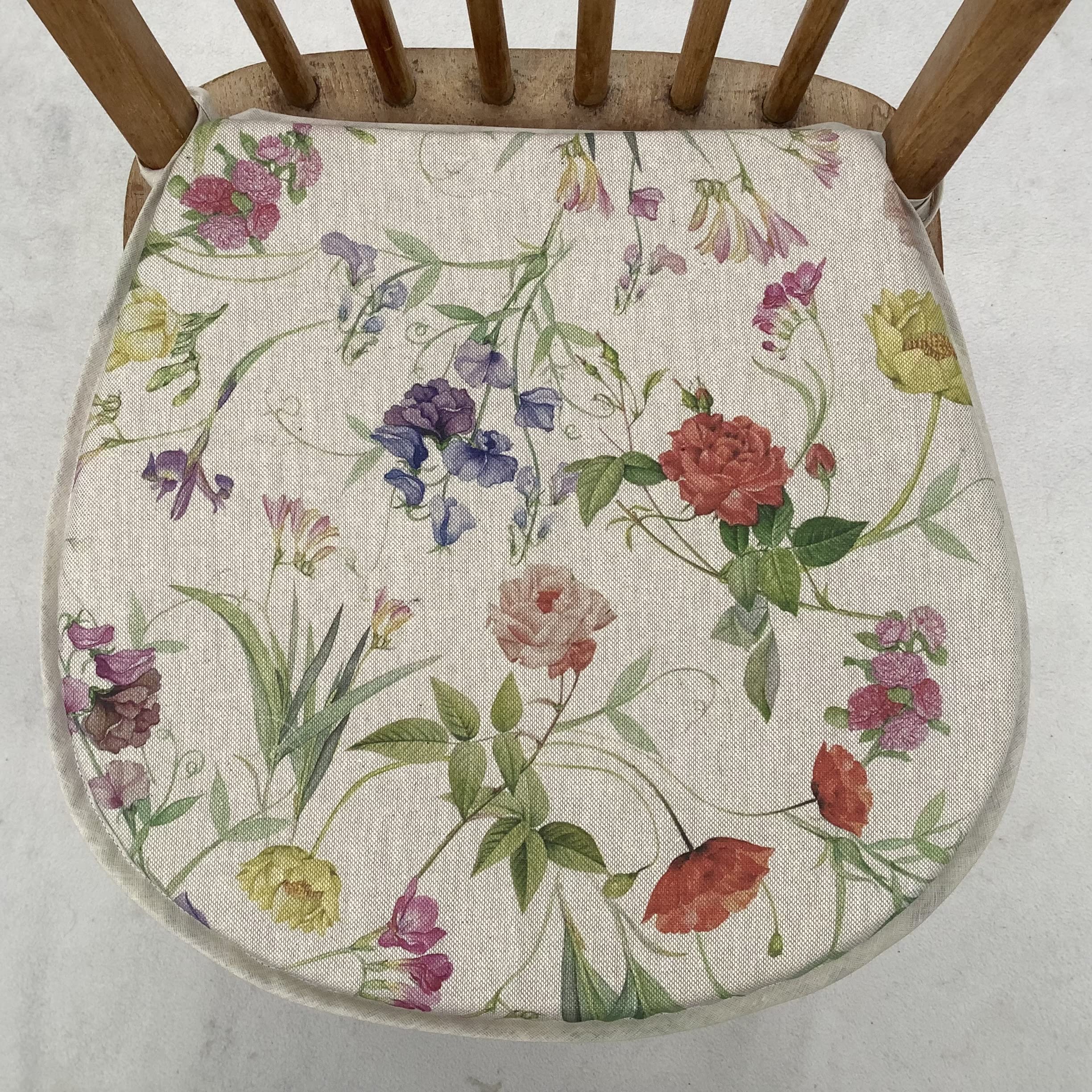 A SET OF 4 CLASSIC FLORAL PRINT TIE ON CHAIR SEAT PADS (FOR SEATS APPROX. 14” X 14”) 36cms x 36cms