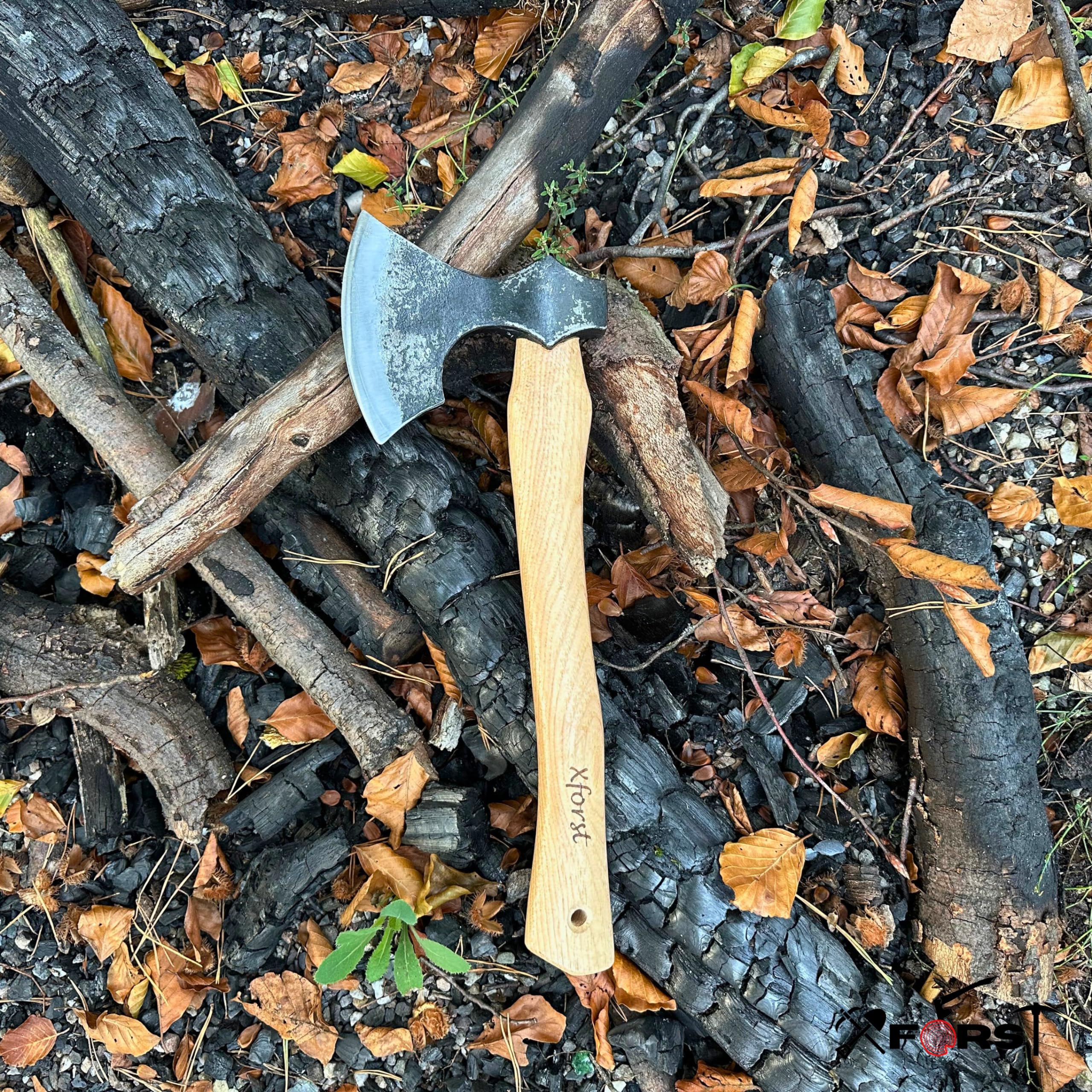 Hache Viking WIK Forgée en Acier au Carbone avec Manche en Noyer Américain 38 cm 0,87 kg Outil de Bûcheronnage et Camping Étui en Cuir