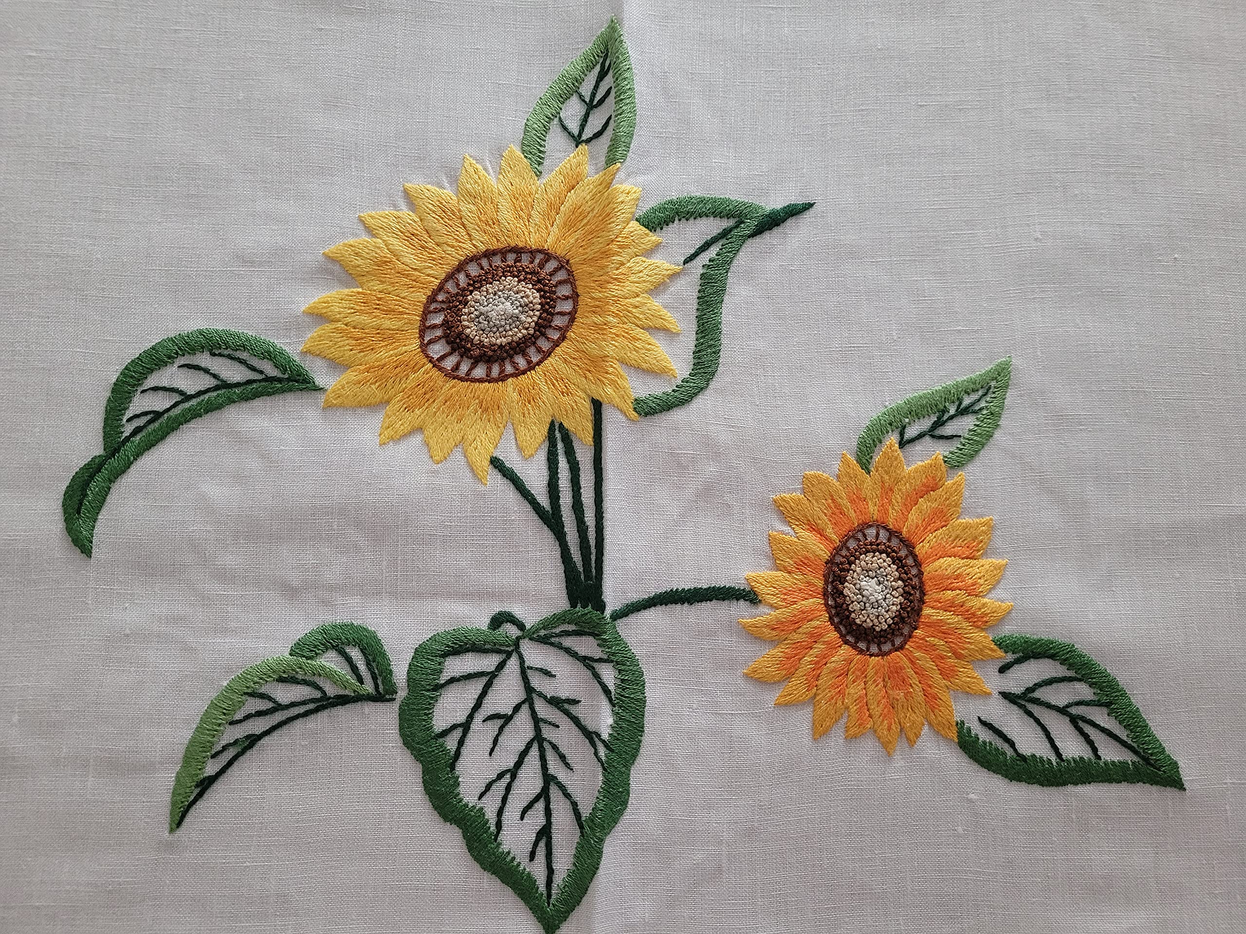 Tischdecke x12 aus reinem Leinen mit Sonnenblumen-Stickerei, komplett von Hand gefertigt.