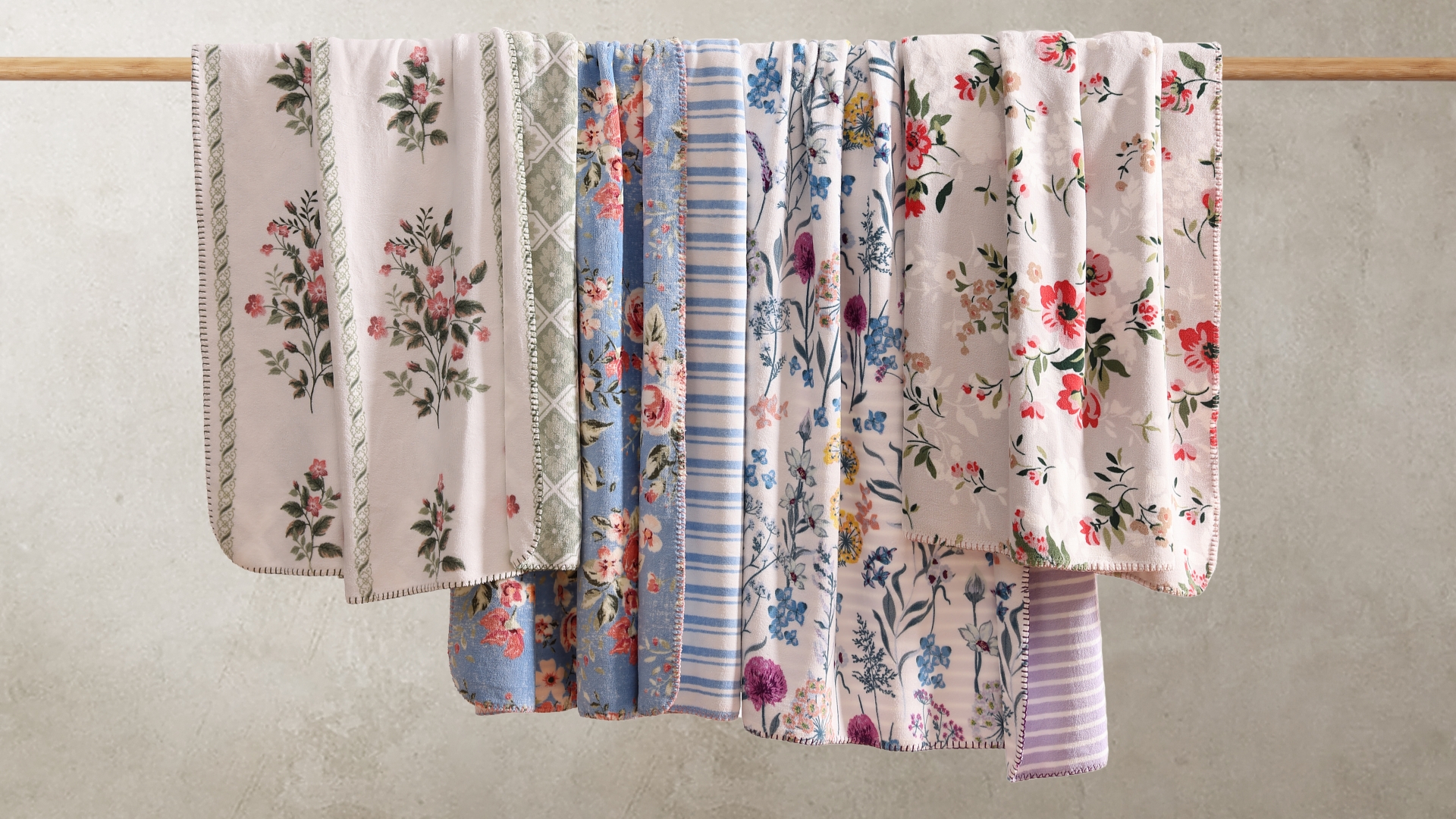 Manta Floral Reversible para Sofá BLOOMHAVEN de Franela Coco Suave 50 x 60 pulgadas miniatura 7