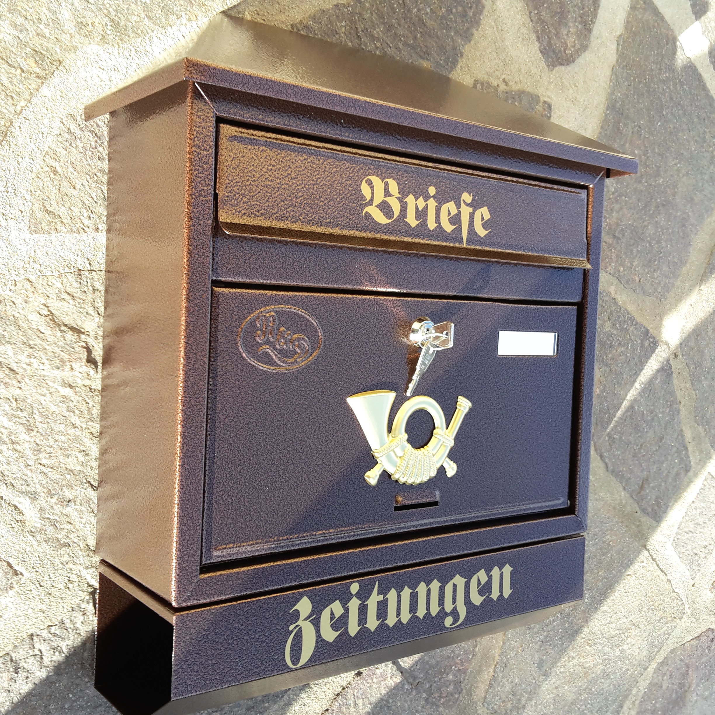 Pachurka & Dąże Großer Briefkasten/Postkasten XXL Kupfer/Bronce mit Zeitungsrolle Zeitungsfach Schrägdach Trapezdach
